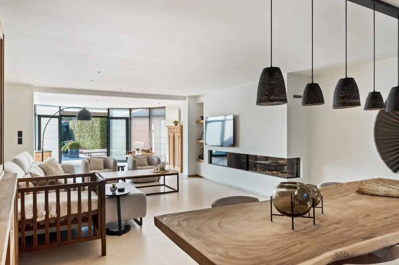 Ruime woning met commerciële ruimte, 2 slpk. en tuin foto 2