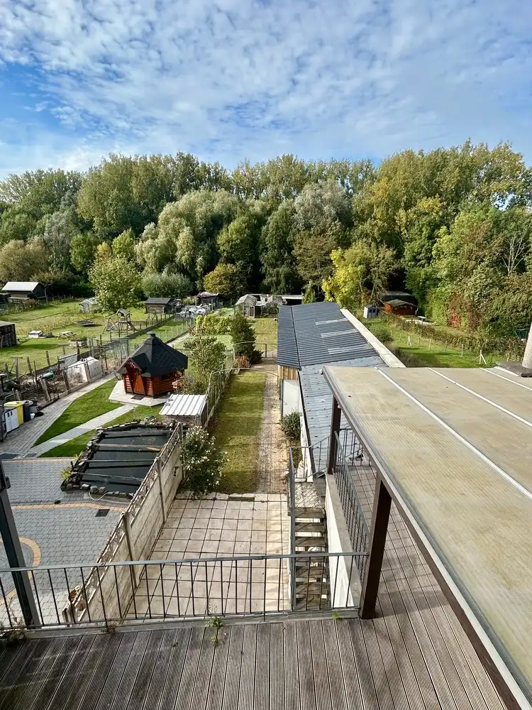 Hoofdfoto van de publicatie: Lichtrijke woning met ruim terras en groot atelier in Leefdaal