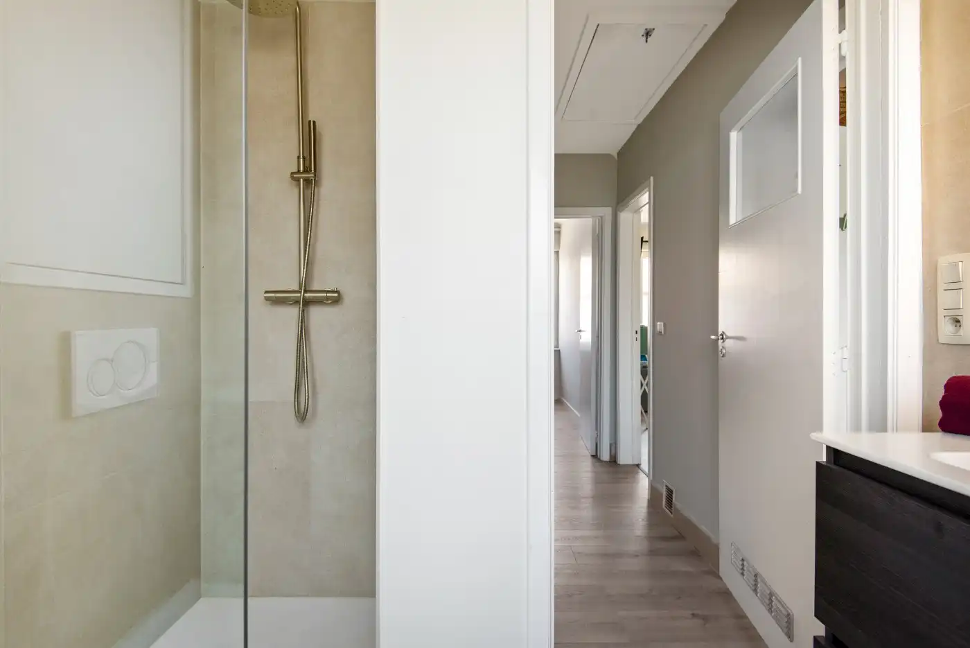 Centraal gelegen, gerenoveerde woning met 3 slpk. en west-tuin foto 18