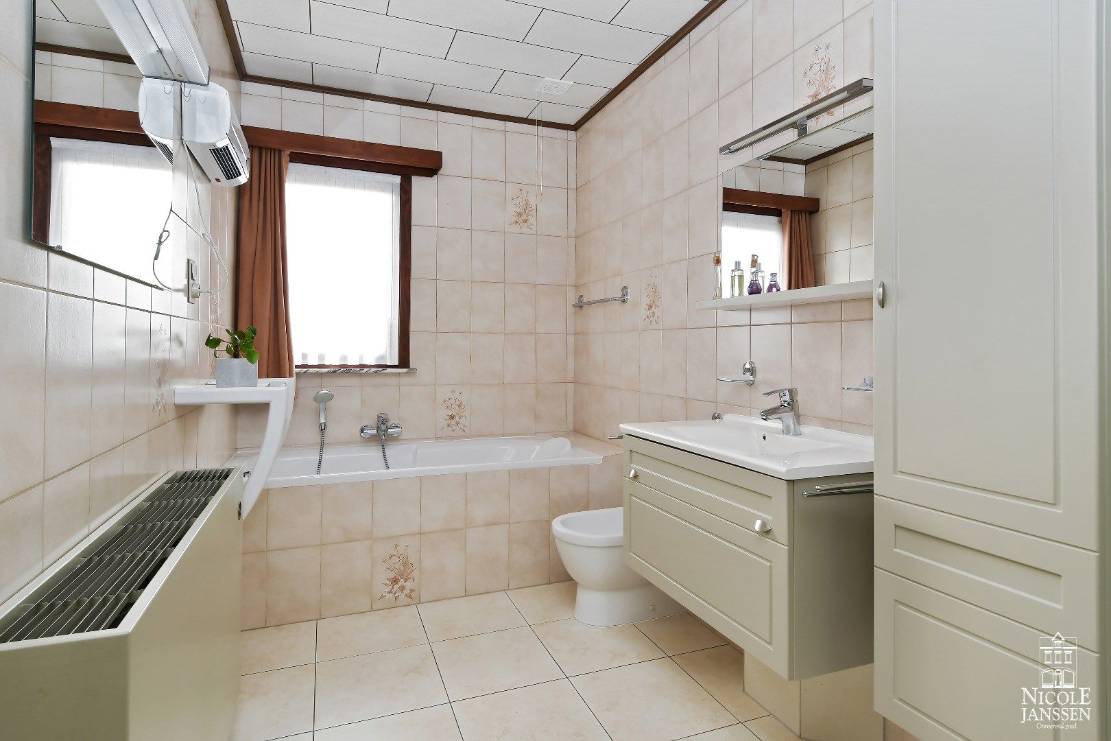 Vrijstaande gelijkvloerse gezinswoning met 4 slaapkamers en prachtige tuin foto 18