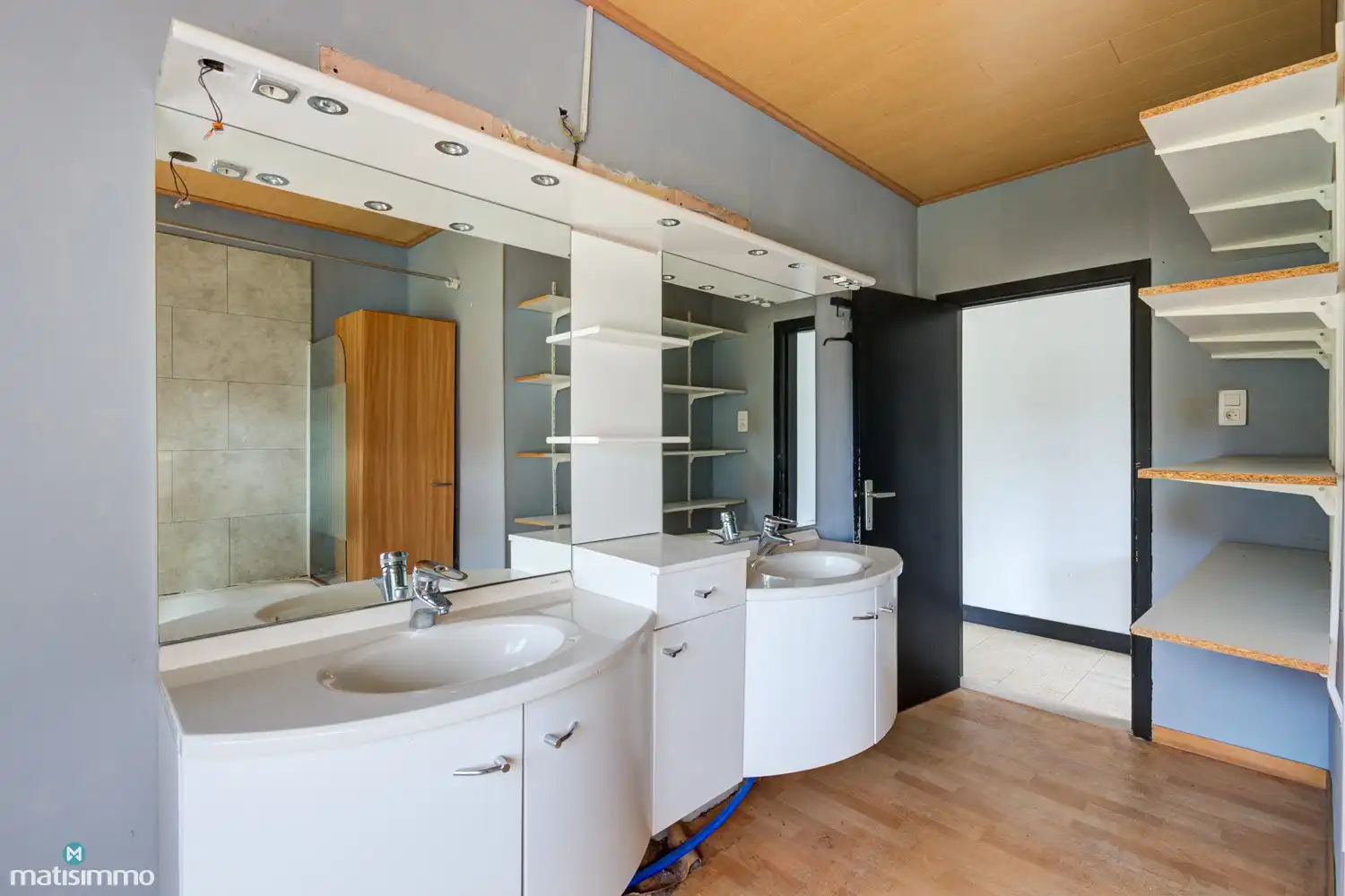 RUIME, GELIJKVLOERSE WONING (VOLLEDIG ONDERKELDERD), MET GARAGE EN TUIN NABIJ CENTRUM GENK foto 15