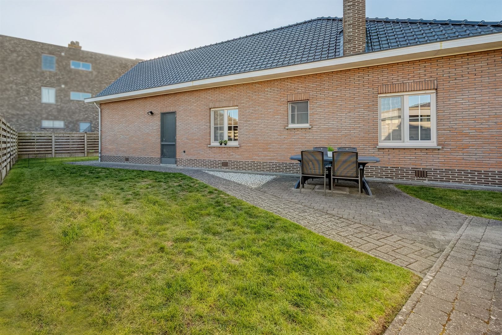 Laagbouw op topligging! Met tuintje en garage! foto 15