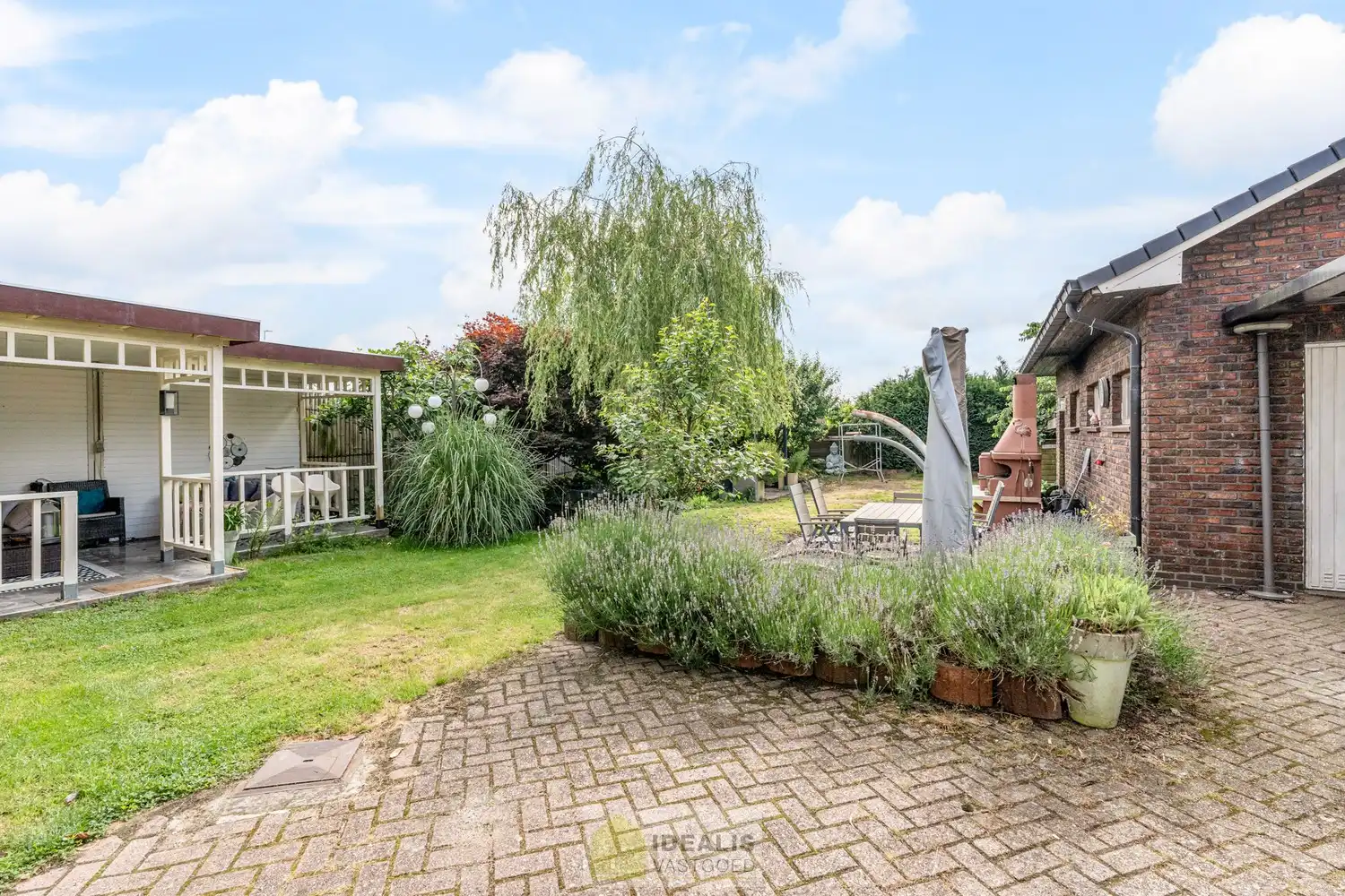 IDEALIS VASTGOED – RUIME, GERENOVEERDE EN INSTAPKLARE WONING MET 3 GELIJKVLOERSE SLAAPKAMERS, LICHTRIJKE LEEFRUIMTE MET OPEN KEUKEN ÉN AFGEWERKTE 2e VERDIEPING MET TOTALE BEWOONBARE OPPERVLAKTE VAN MAAR LIEFST +232M²!! DE WONING IS GELEGEN OP EEN KNAP PERCEEL VAN 7A 92CA IN HET GEGEERDE HERENT (PELT). Deze unieke woning omvat een ruime +-232m² netto bewoonbare oppervlakte met een gezellige woonkamer met aansluitend ruime keuken voorzien van alle comfort met aparte achterinkom/veranda, 3 slaapkamers, uitgeruste badkamer voorzien van douche en ligbad én een volledig afgewerkte 2e verdieping die fungeert als woongedeelte met eigen woonkamer, slaapkamer(s) en badkamer. De woning biedt verder een extra ruime garage, pergola, … Een unieke kans voor kandidaten op zoek naar een instapklare woning voorzien van alle luxe, ruimte en vlakbij tal van faciliteiten. foto 36