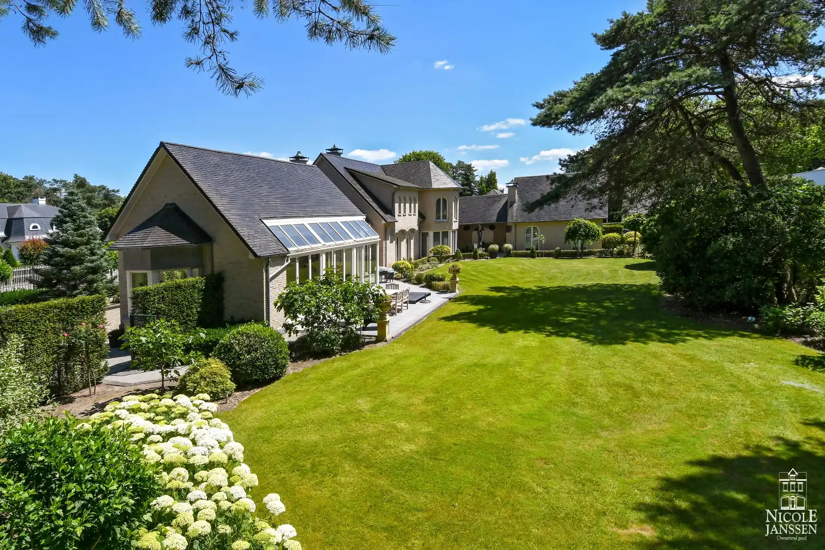 Exclusieve en ruim ingedeelde villa foto 8