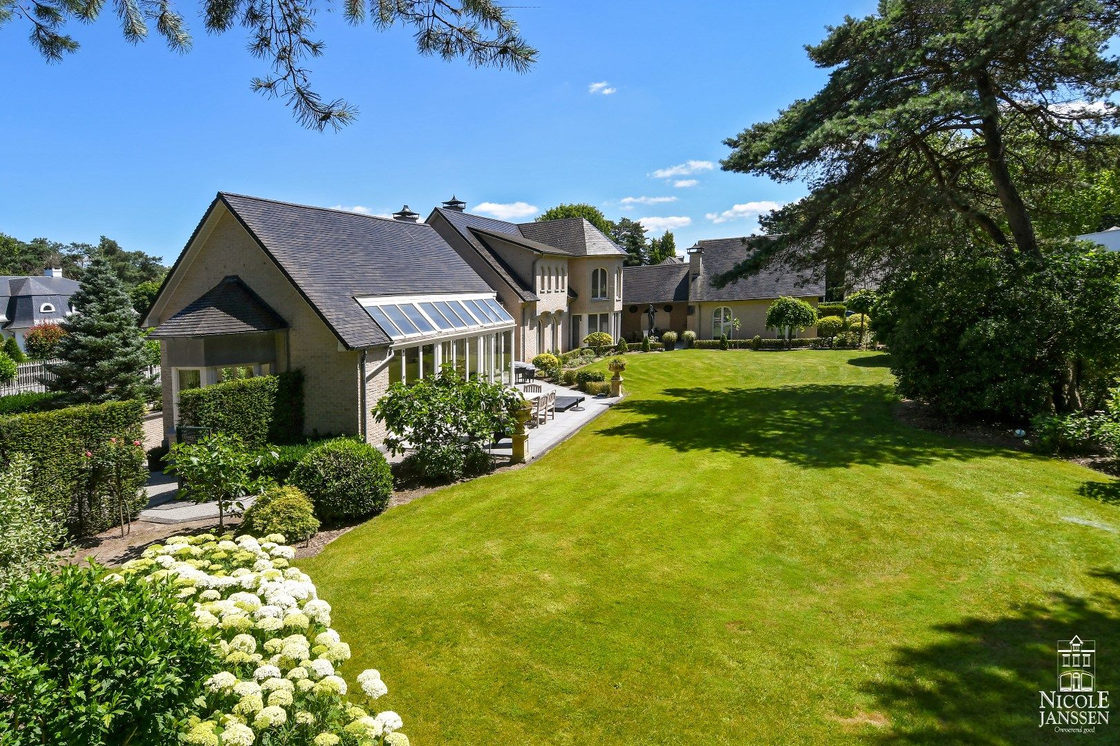 Exclusieve en ruim ingedeelde villa foto 8