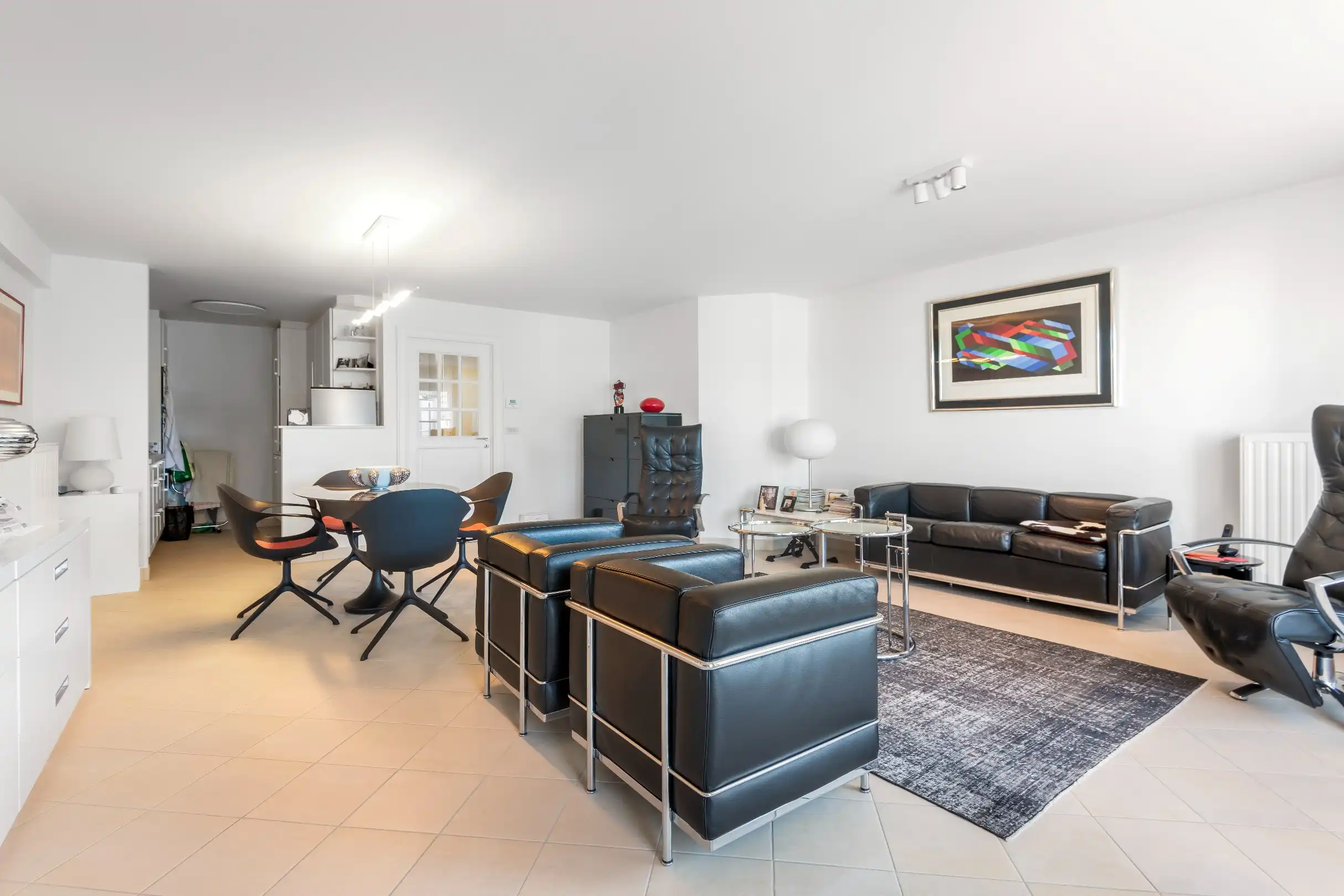 Ruim appartement met 2 slpk. aan de zonnekant van de Lippenslaan. Garage in de residentie te huur. foto 3