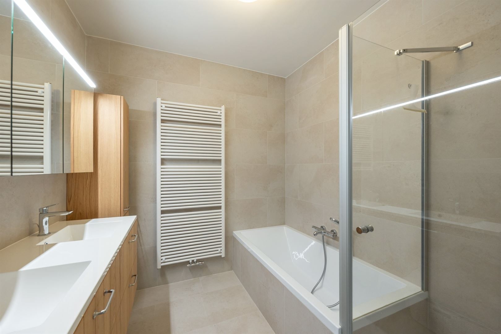 Piekfijn afgewerkt 2-slaapkamerappartement met garagebox foto 15