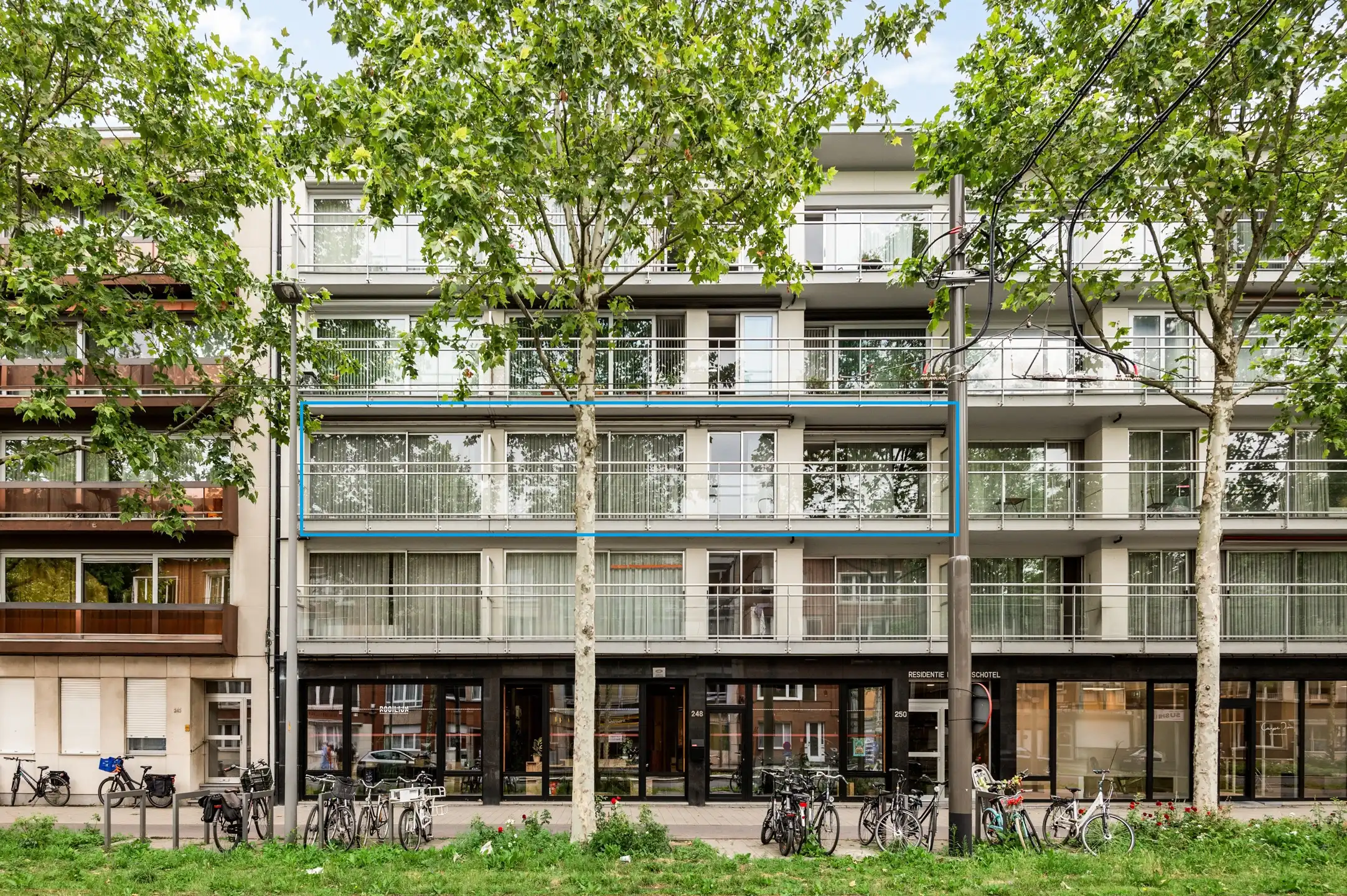 Ruim en uniek appartement met 4 slaapkamers foto {{pictureIndex}}