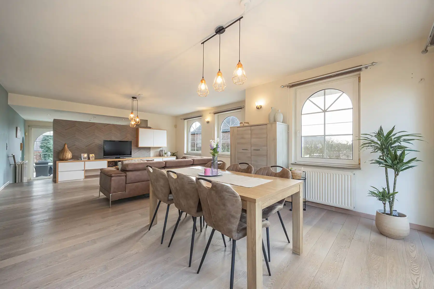 INSTAPKLARE, RIANTE GEZINSWONING MET 5 SLAAPKAMERS,  RUIMTE VOOR VRIJ BEROEP, INPANDIGE GARAGE IN KELDER EN GUNSTIG EPC OP PERCEEL VAN 11A30CA TE OUDSBERGEN foto 2