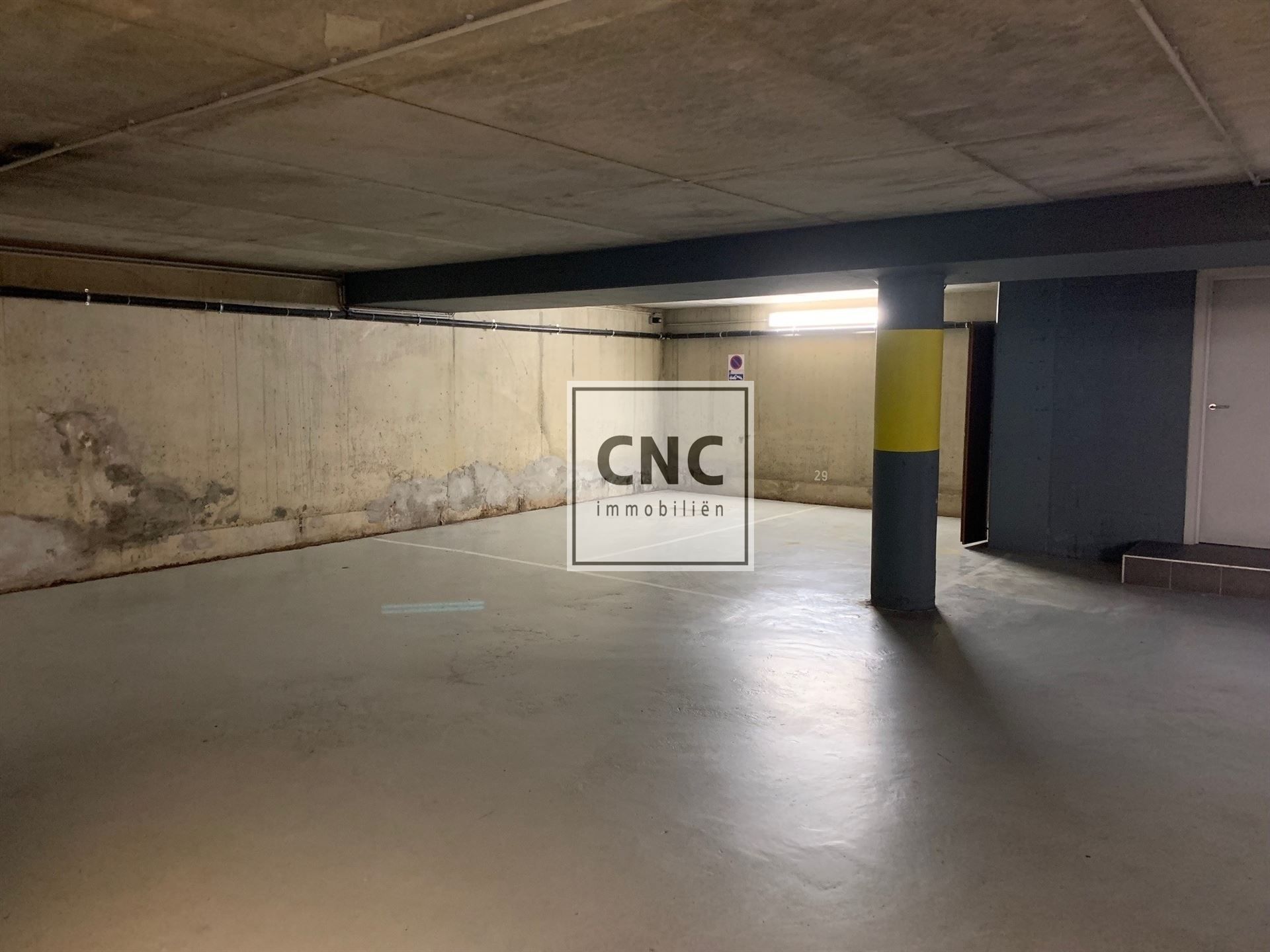 Makkelijk toegankelijke autostandplaats in het centrum van Knokke; op de hoek van de Jef Mennekenslaan met de Zoutelaan. Met autolift. foto 7