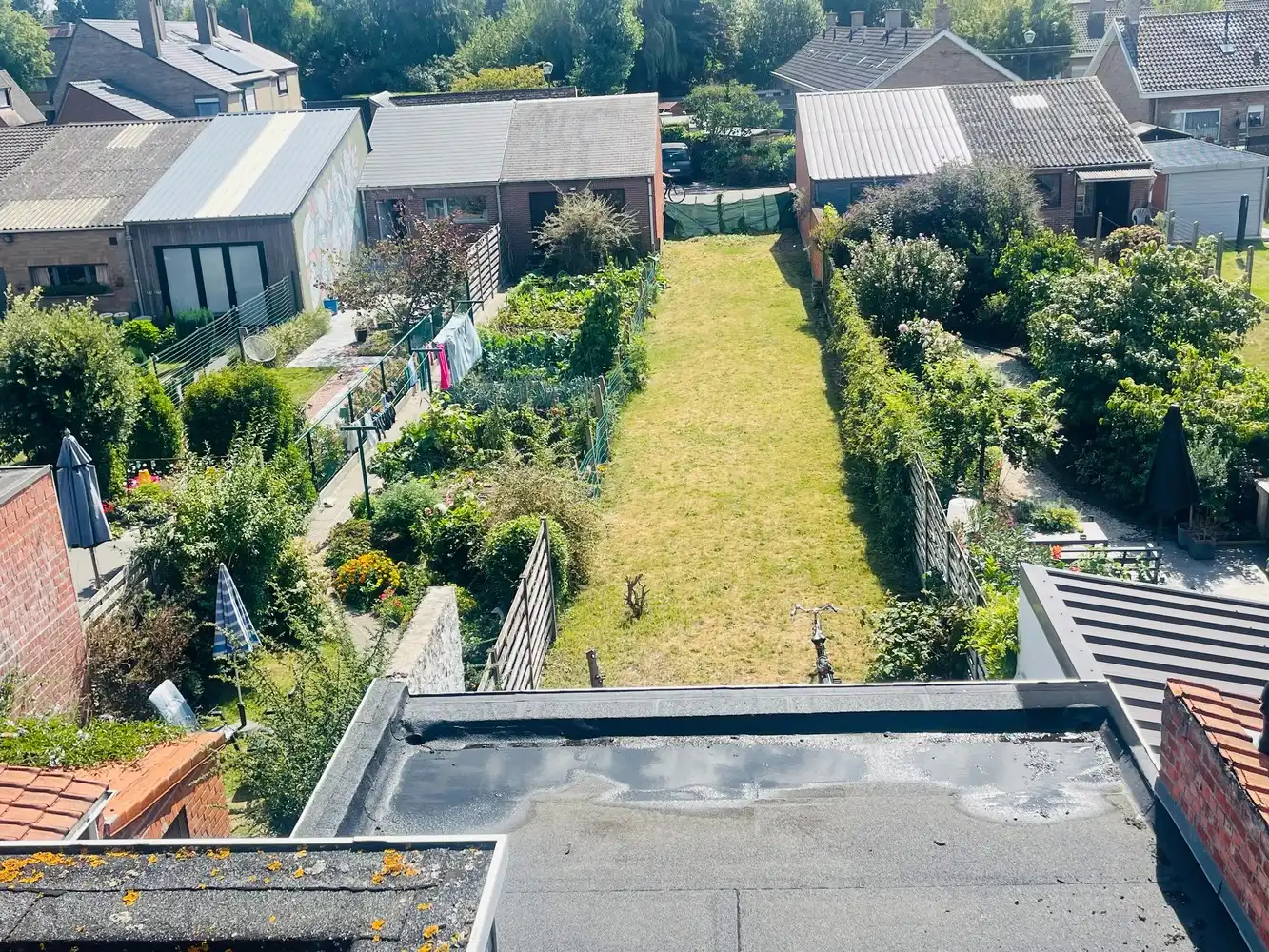 Assebroek, RUIME LICHTRIJKE INSTAPKLARE WONING met GROTE TUIN met  UITWEG+ OPRIT , mogelijkheid garage te bouwen,3 SLAAPKAMERS, Badkamer en douchekamer. foto 2