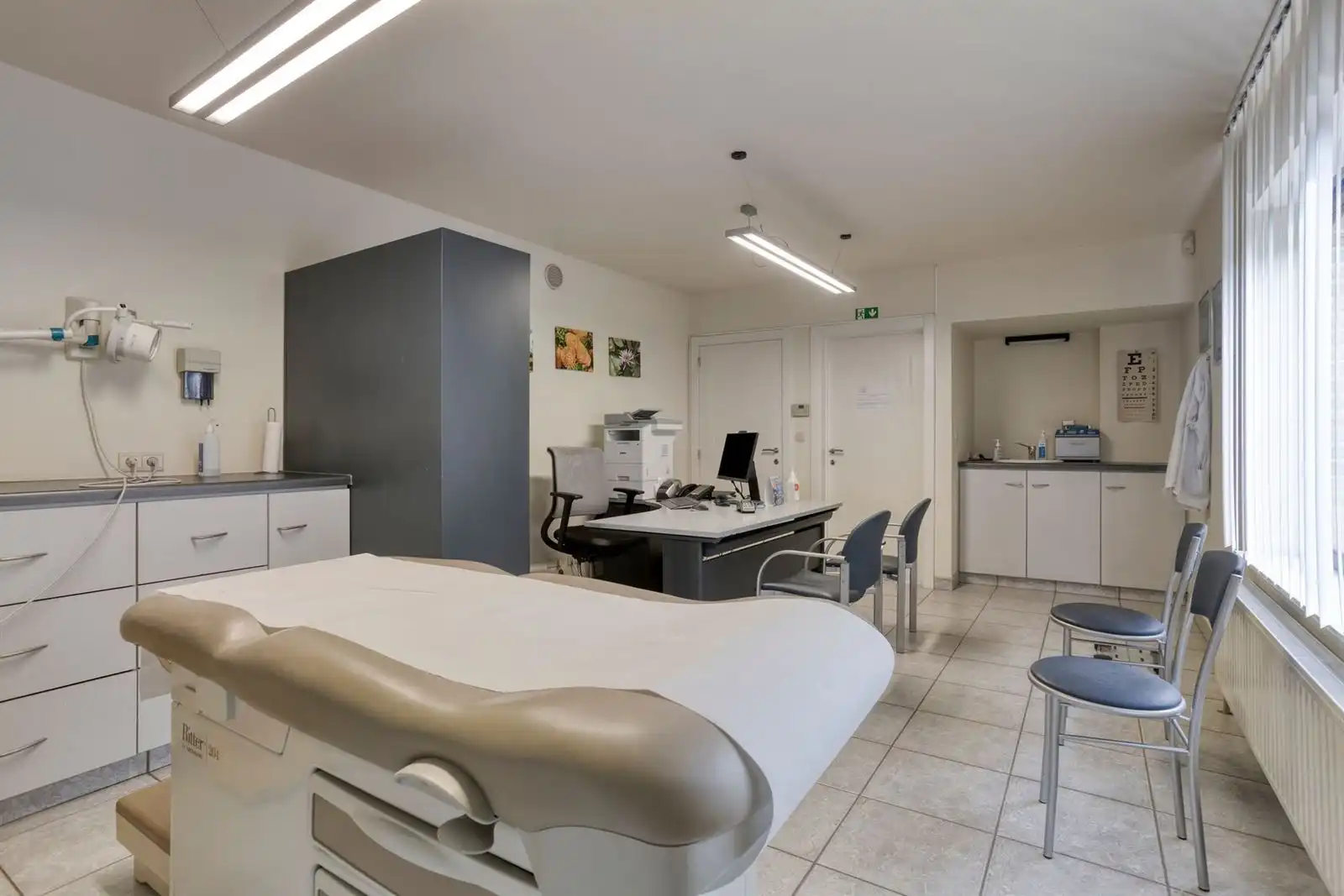 Commerciele ruimte met parking ,woning 5 slaapkamers en tuin  foto 2