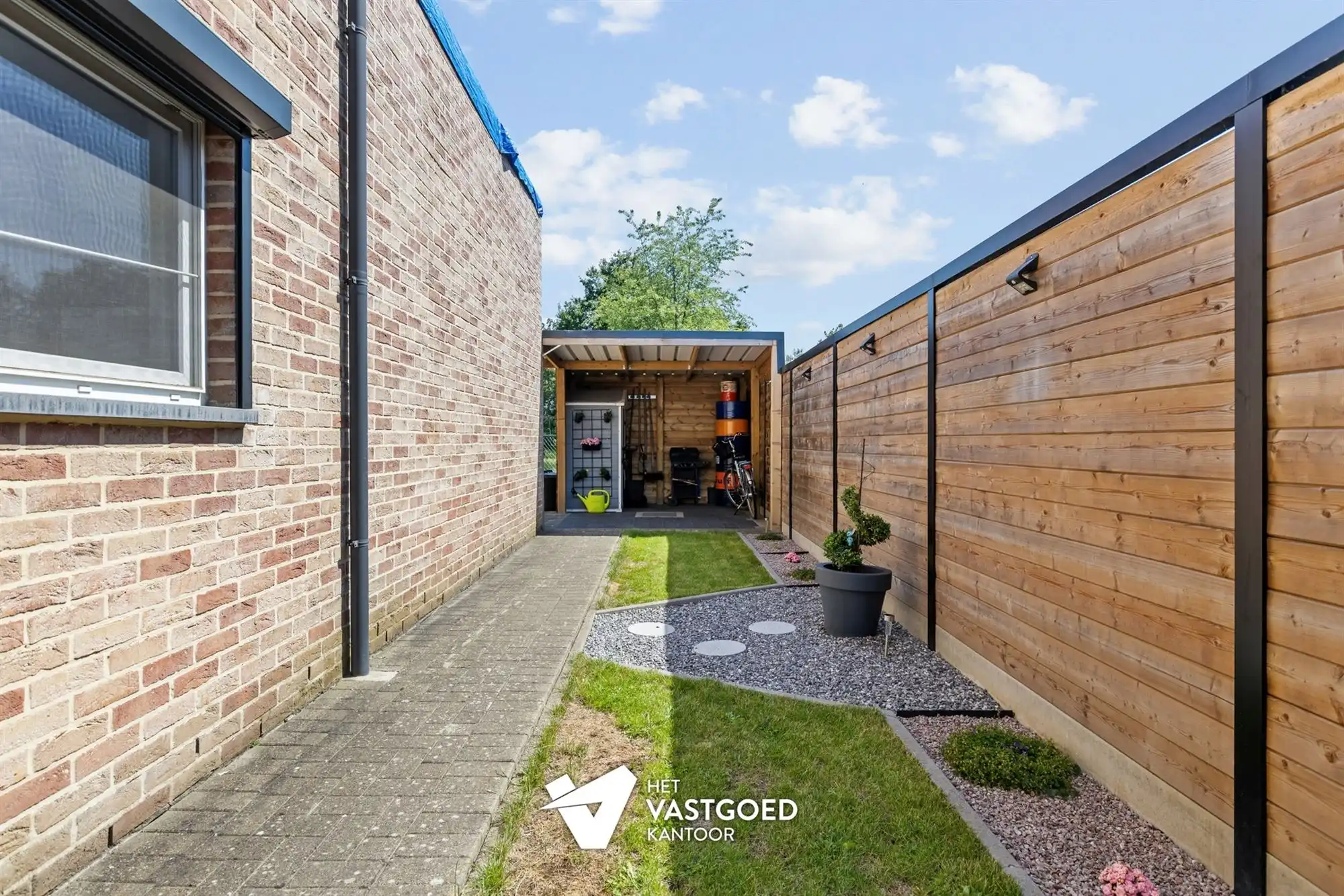 MOOI AFGEWERKT 2 SLAAPKAMER APPARTEMENT MET PRIVATIEVE TUIN EN AUTOSTAANPLAATS TE BEVERLO foto 3