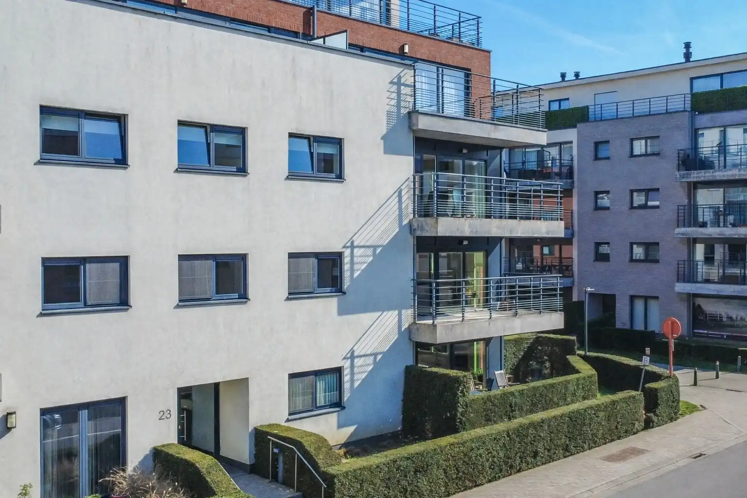 INSTAPKLAAR APP MET 2 SLAAPKAMERS, TERRAS & GARAGE! foto 2