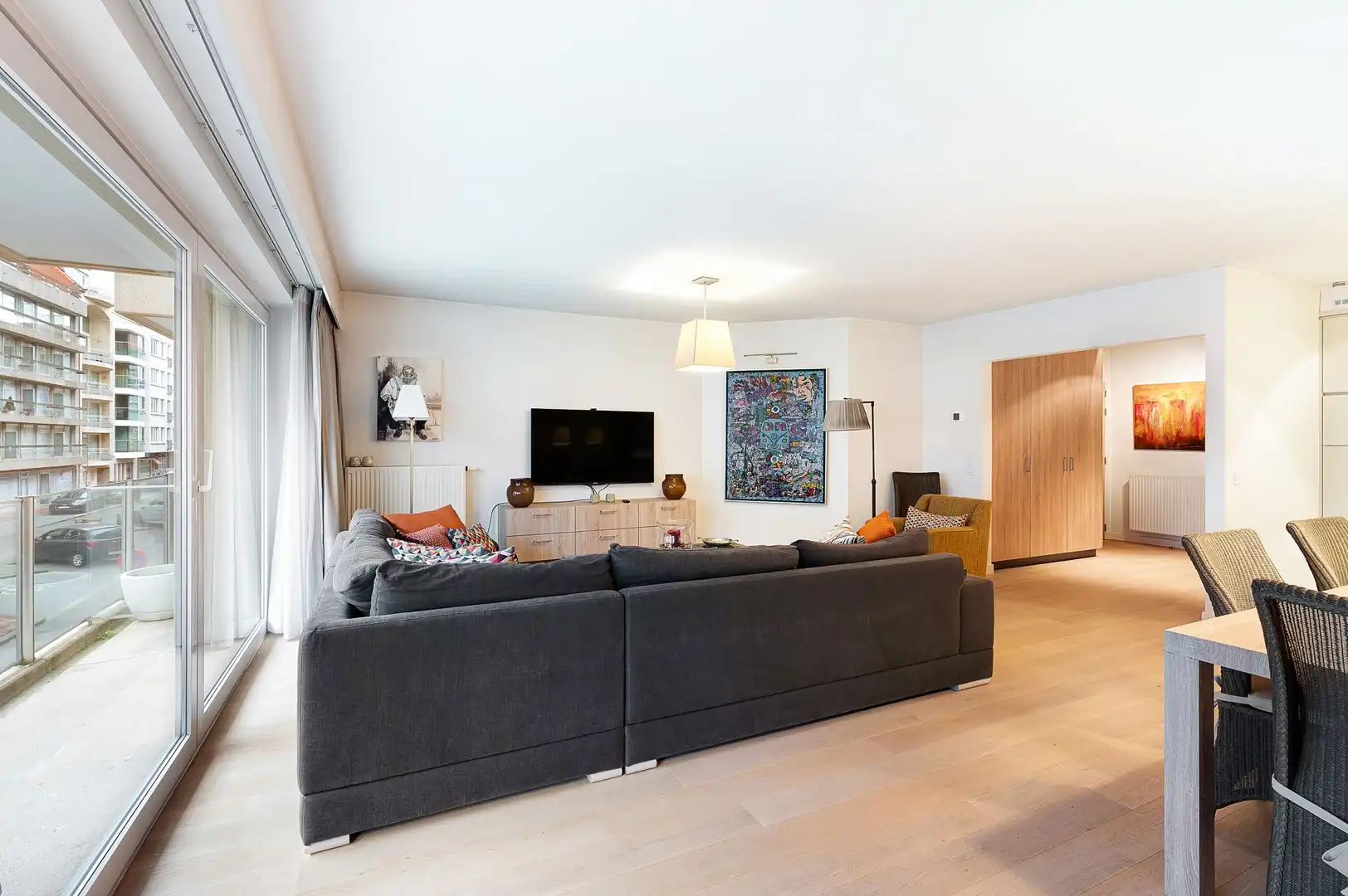 Lichtrijk appartement van 100 m² met terras, gelegen in de Koningslaan. foto 2