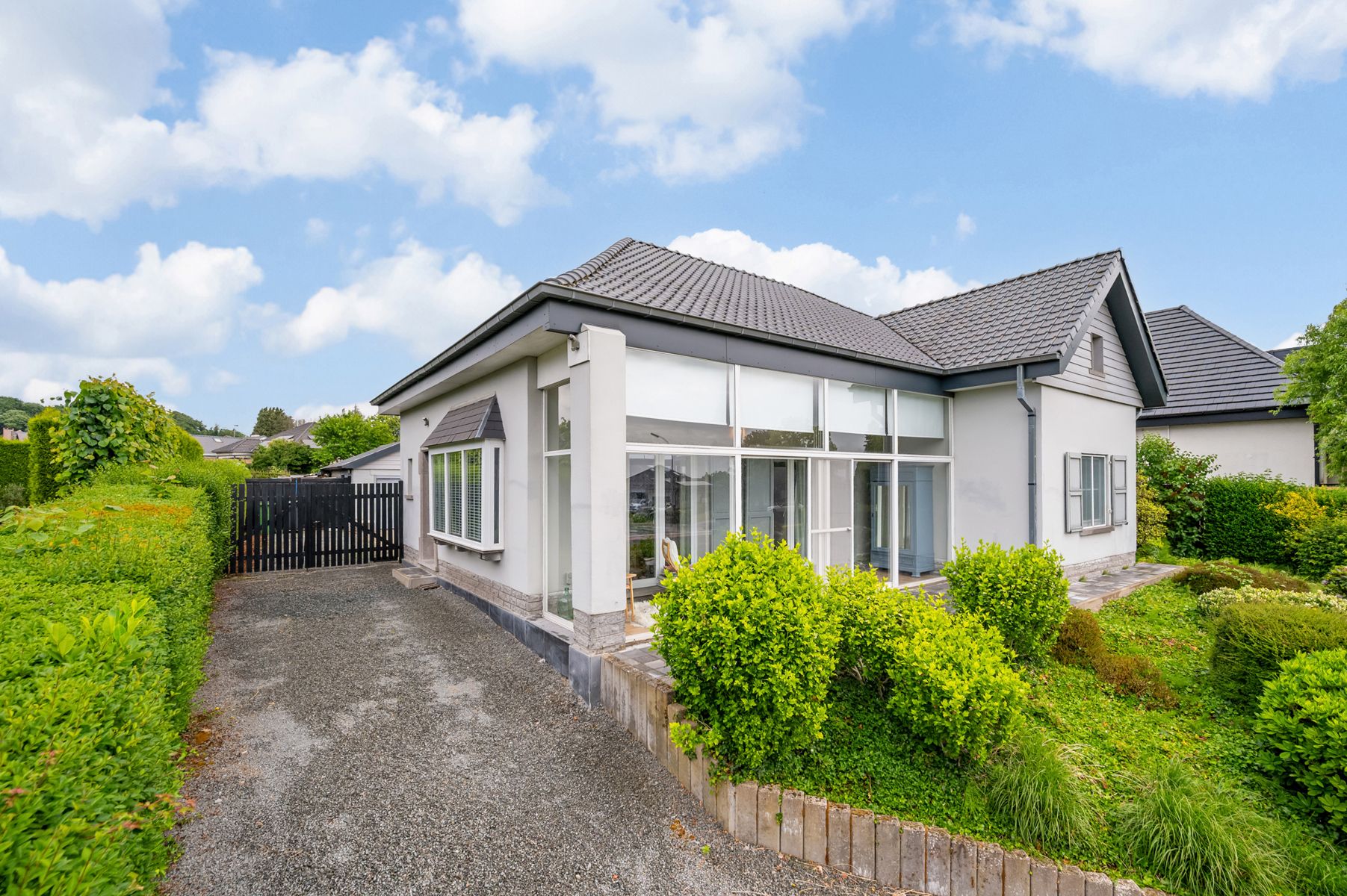 Instapklare en goed onderhouden villa met tuin en garage foto 2