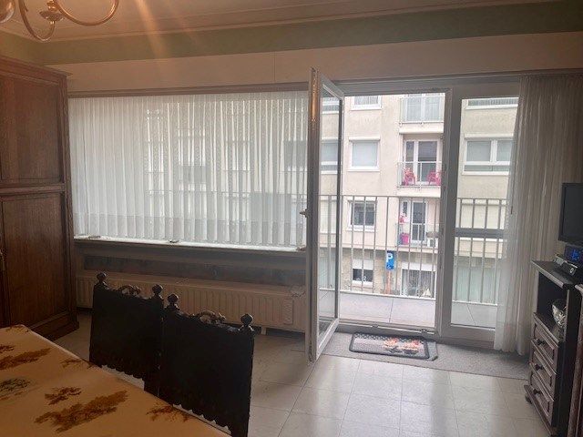 Te renoveren studio met zeer ruim balkon met zijdelings zeezicht. foto 7