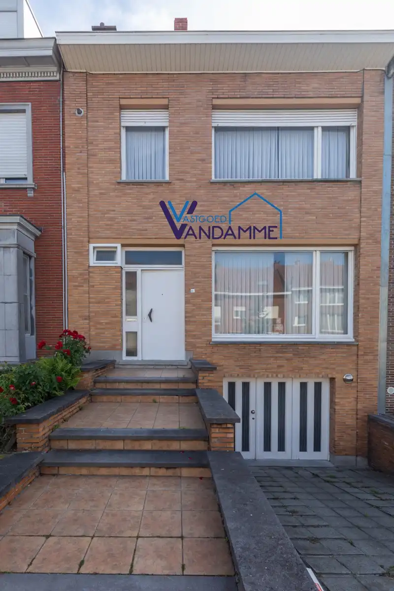 Hoofdfoto van de publicatie: Te moderiseren woning met tuin garage en 3 slaapkamers (meer mogelijk). Sint-Elisabethwijk!