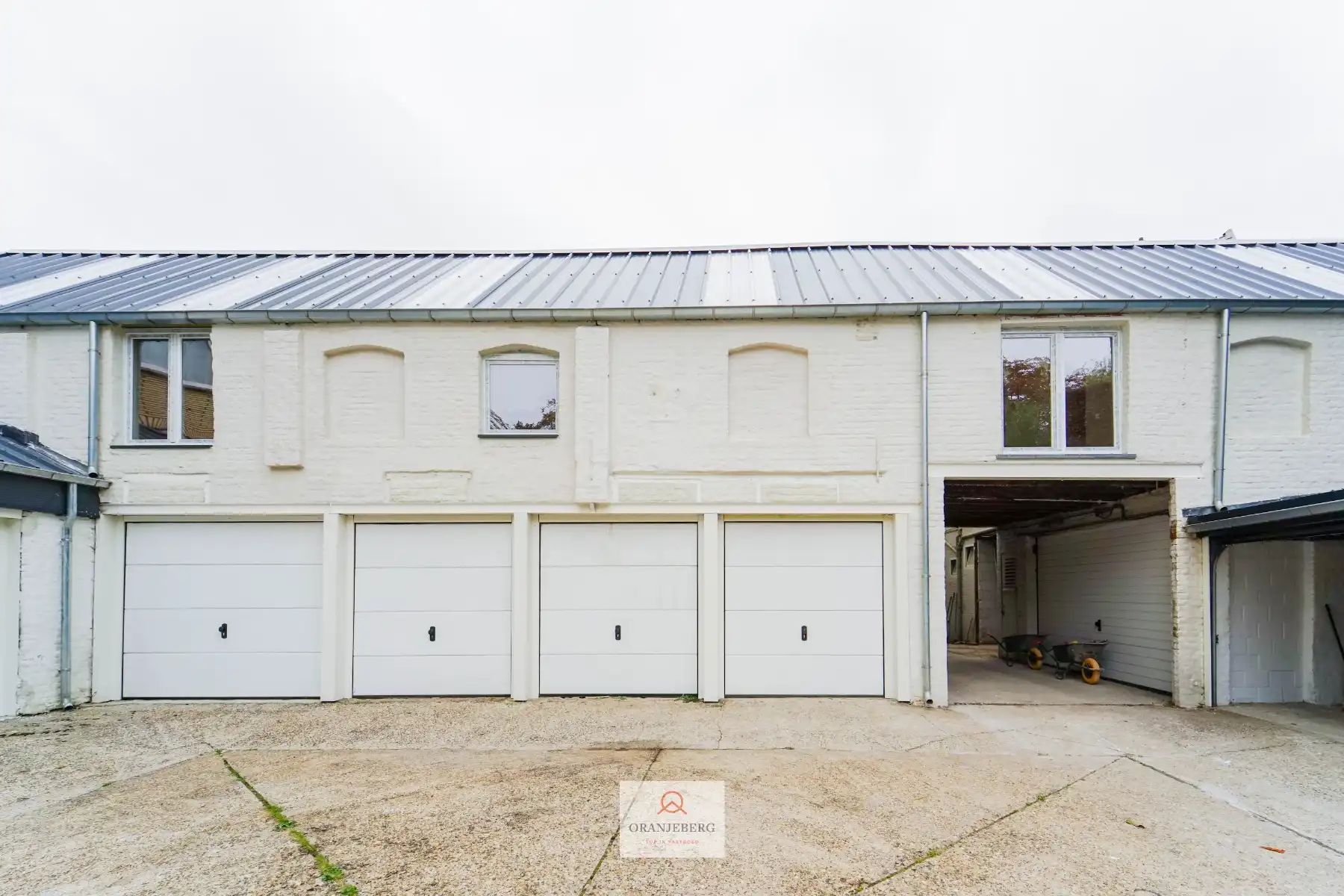 Garageboxen, Opbergboxen en Loodsen in Gent te koop foto {{pictureIndex}}