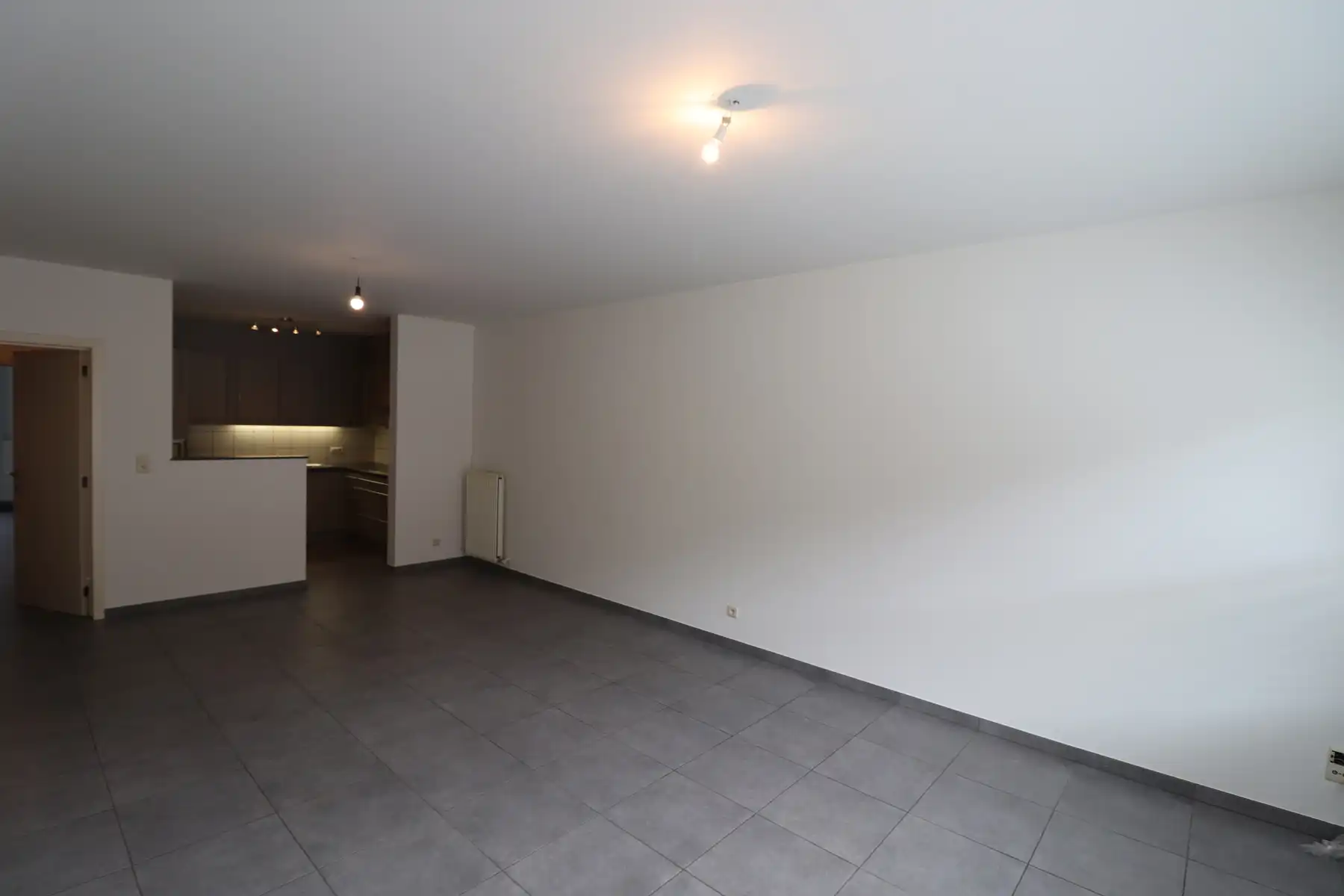 Gelijkvloers 2-slaapkamerappartement met terras en garage. foto 5