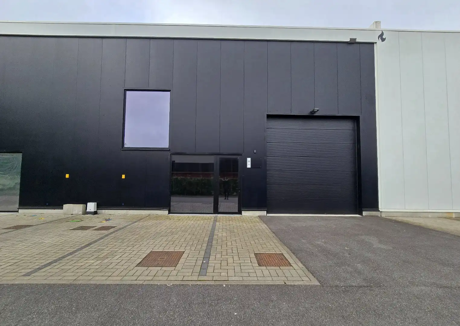 Recent magazijn, 216m², op industrieterrein 'Stadsheide', vlakbij Corda Campus foto 2