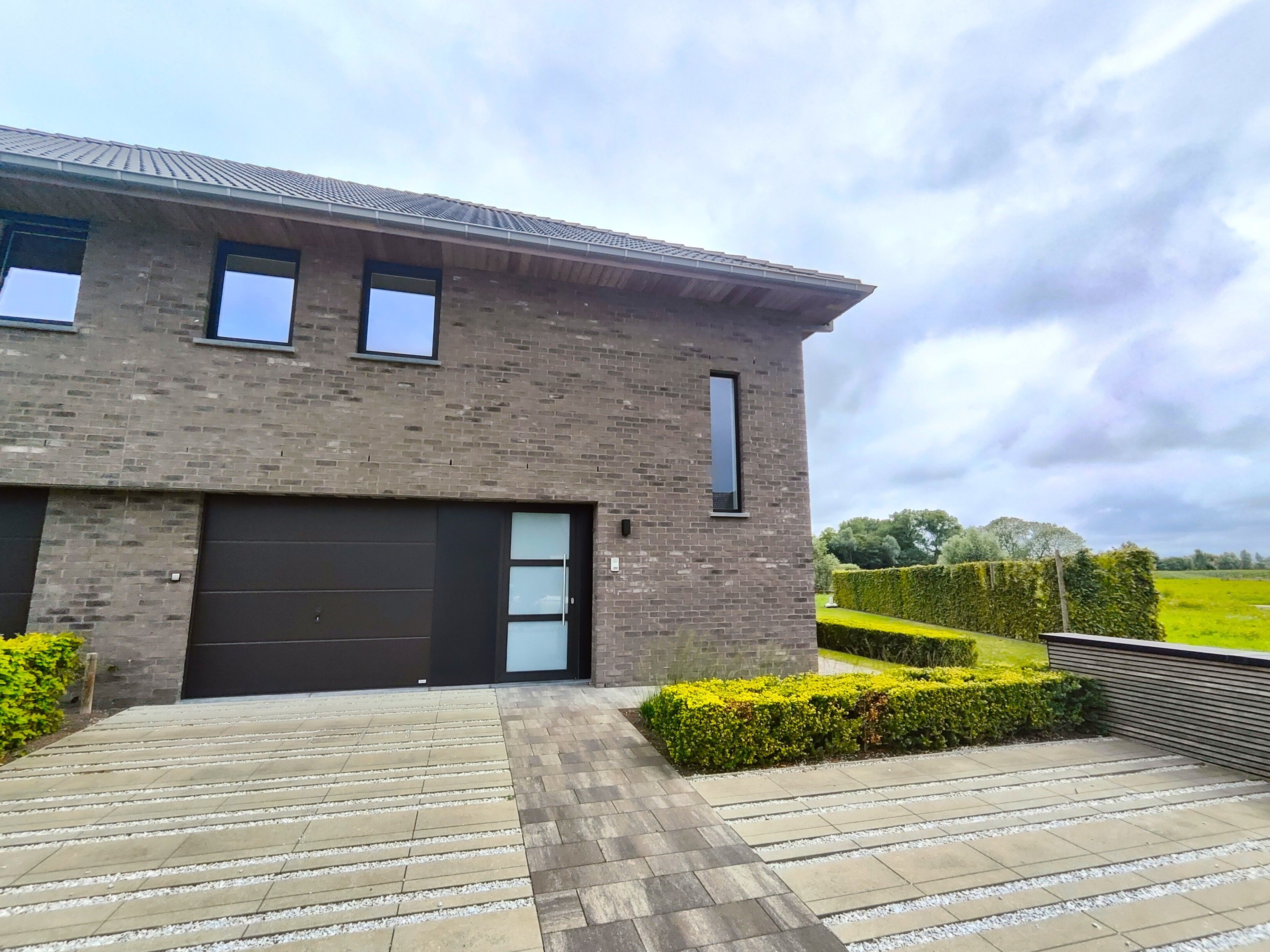 Nieuwbouw half-open woning te koop vlak aan de duinen en het strand, in een rustige woonwijk te Oostende, nabij natuurgebieden. foto {{pictureIndex}}