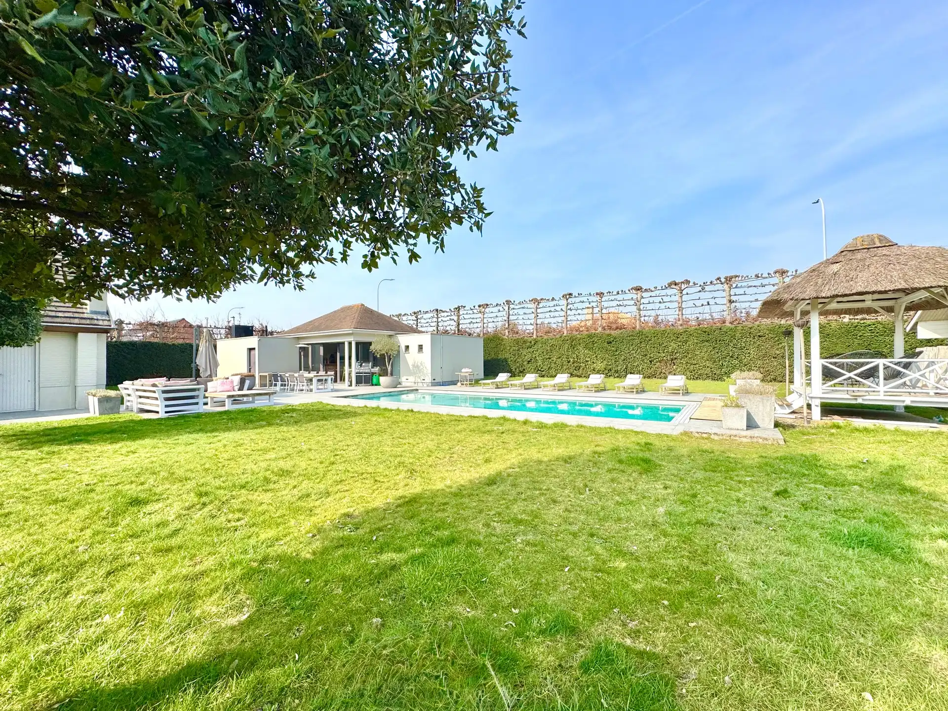 RUIME TIJDLOZE VILLA MET ZWEMBAD foto 50