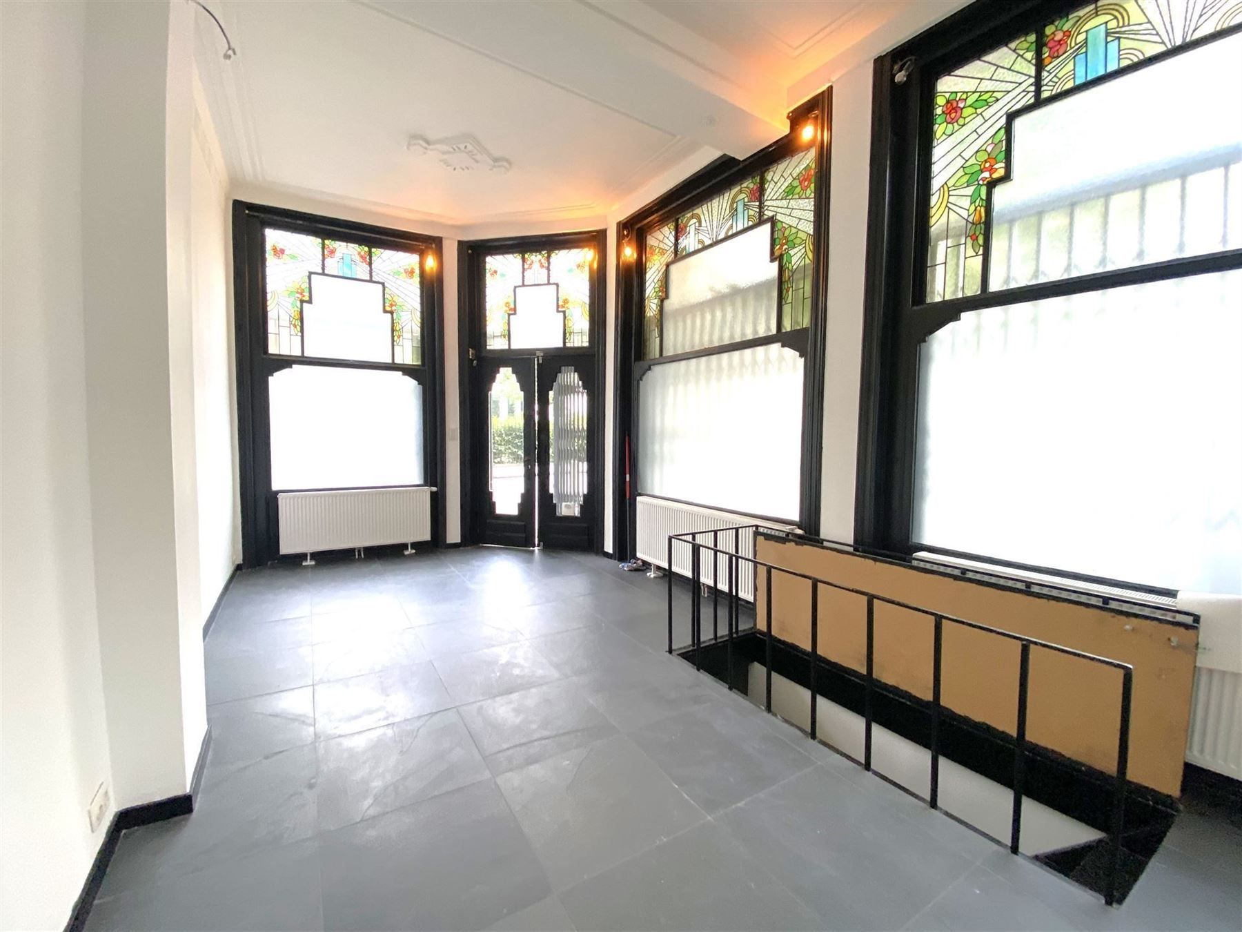 studio foto {{pictureIndex}}