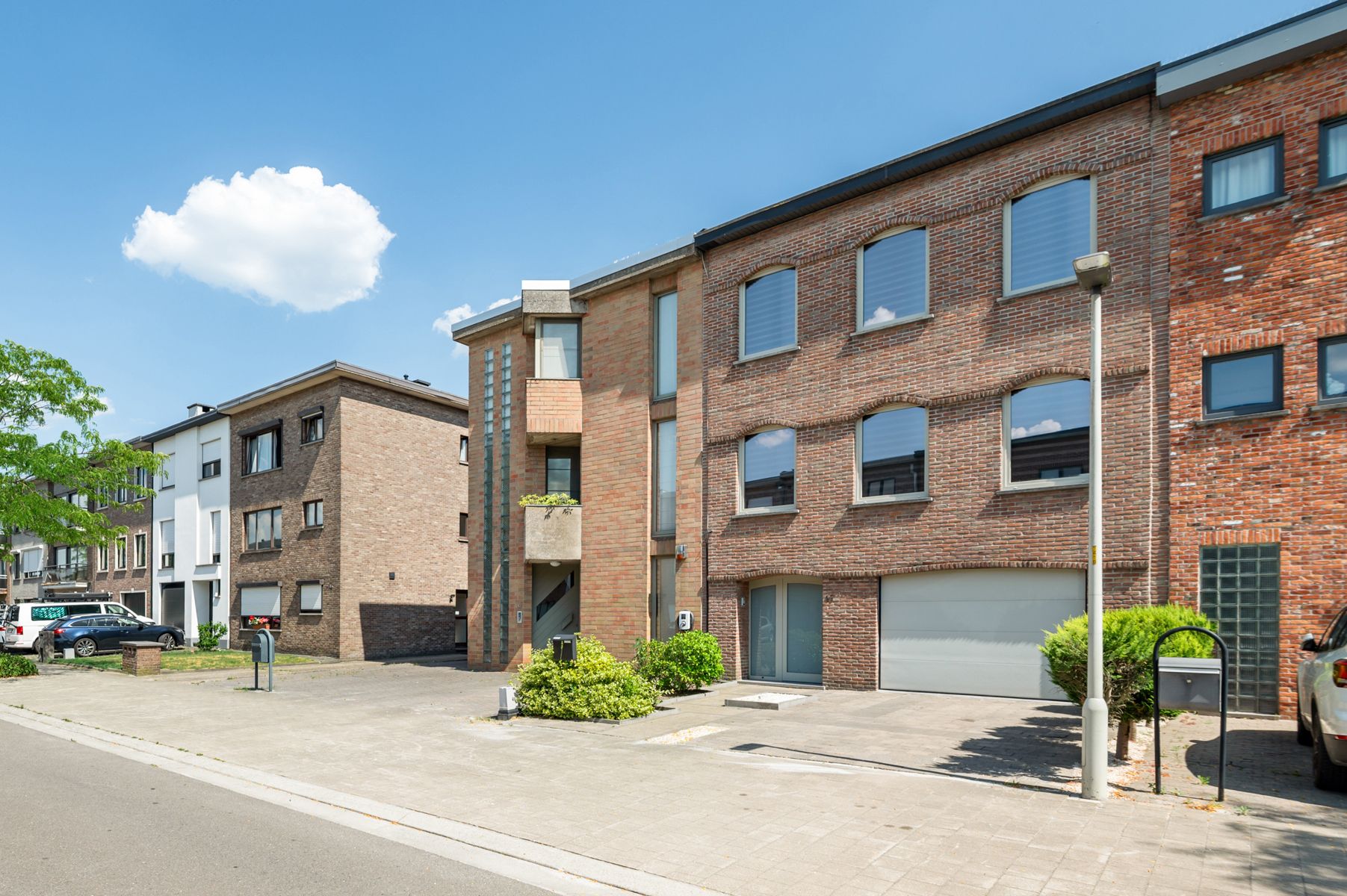 Ruime beletagewoning met extra breedte en EPC-label B in rustige wijk foto {{pictureIndex}}