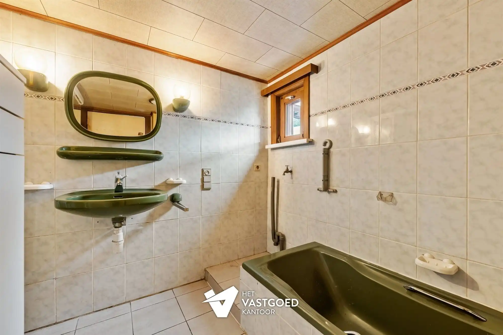 CHARMANTE TE RENOVEREN WONING, RUSTIG GELEGEN OP EEN RUIM PERCEEL VAN 11 ARE. foto 17