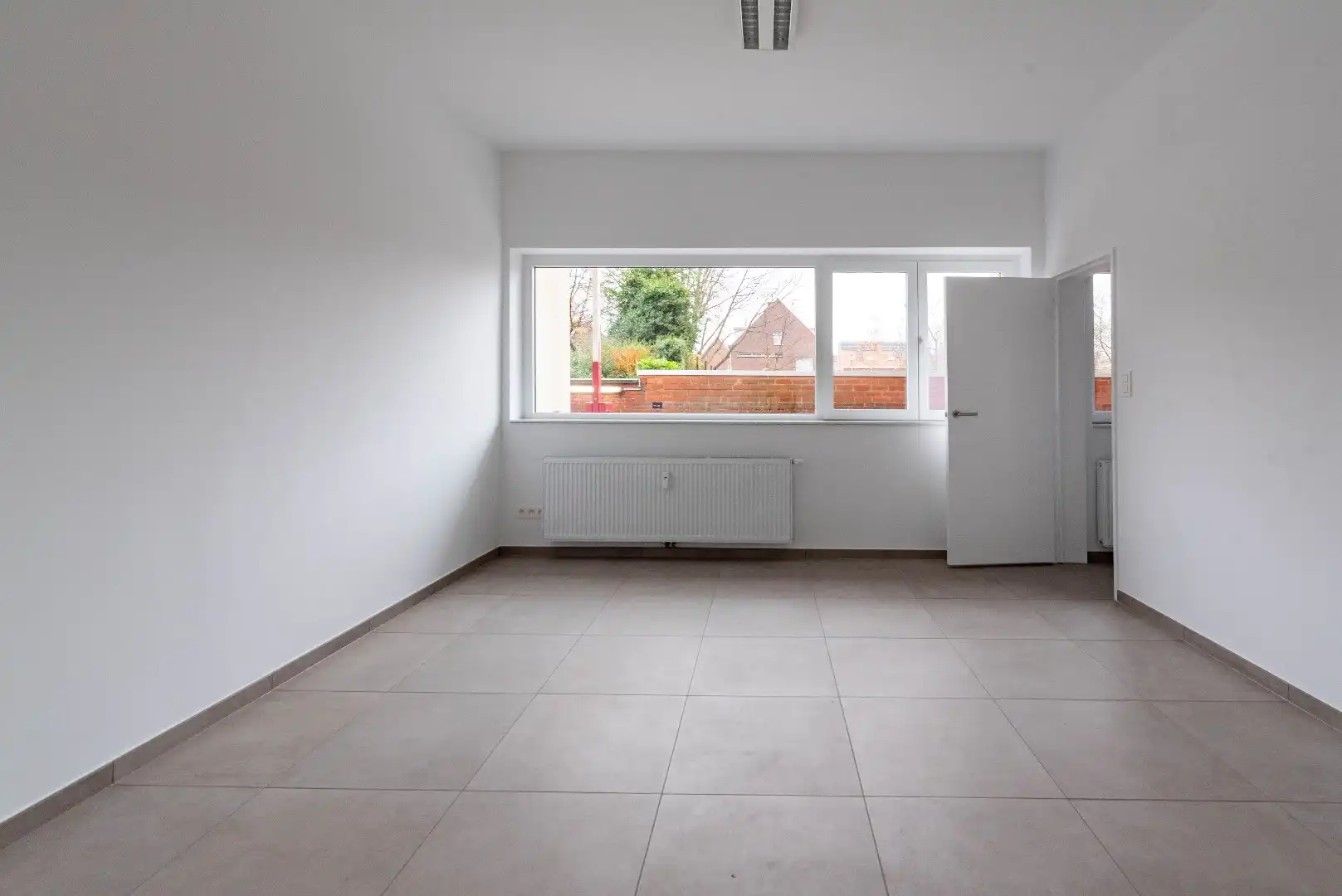 Goed gelegen handelsgelijkvloers met grote raampartijen foto 11