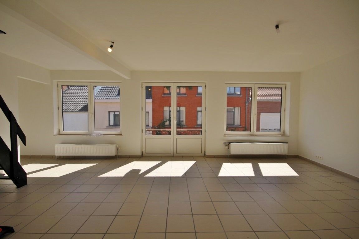 Lichtrijk en ruim duplex appartement foto 2