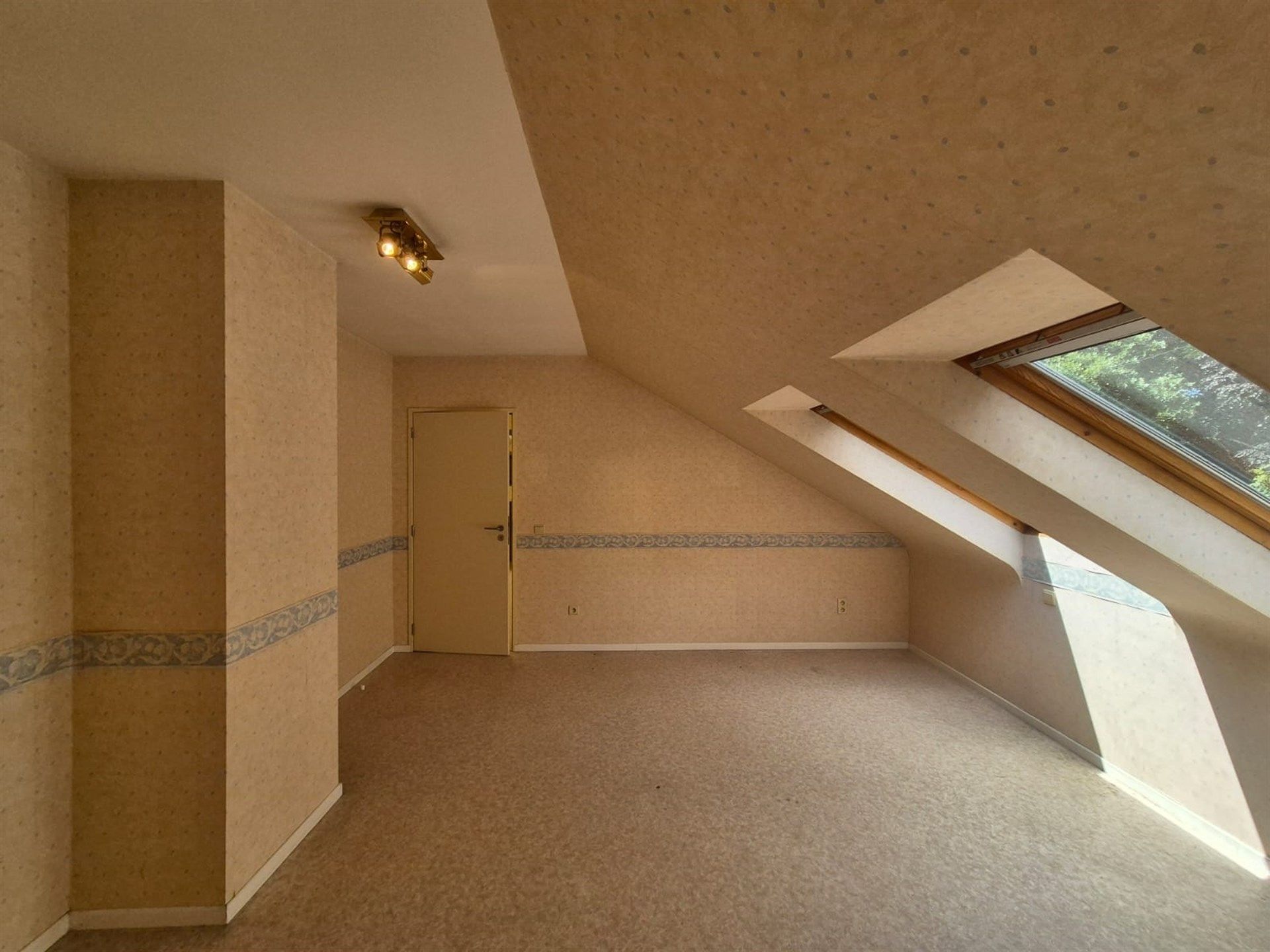 Gunstig gelegen ruime villa in groene omgeving.  foto 25