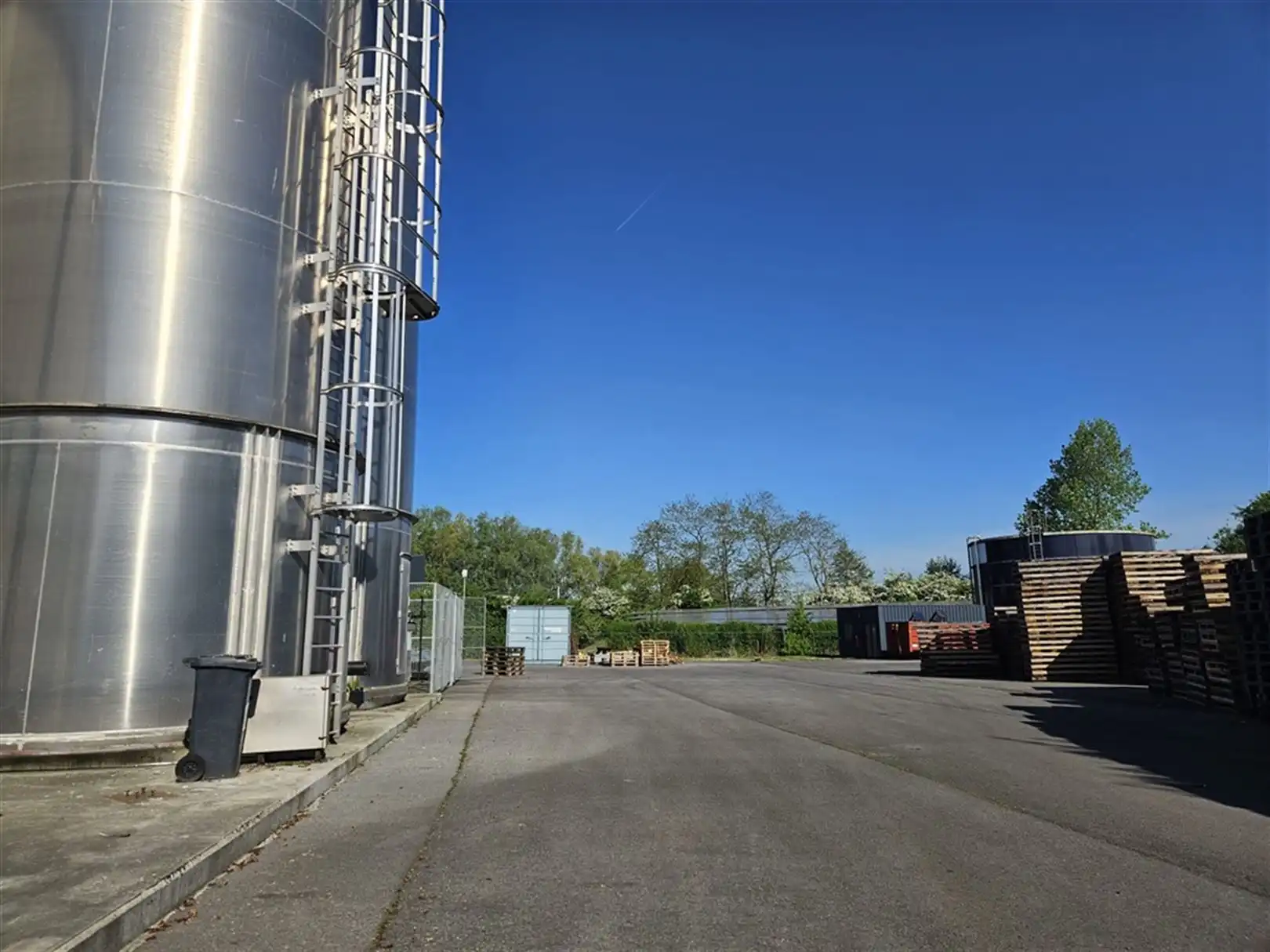 Magazijn met laad- en loskades en kantoren nabij R4 foto 8