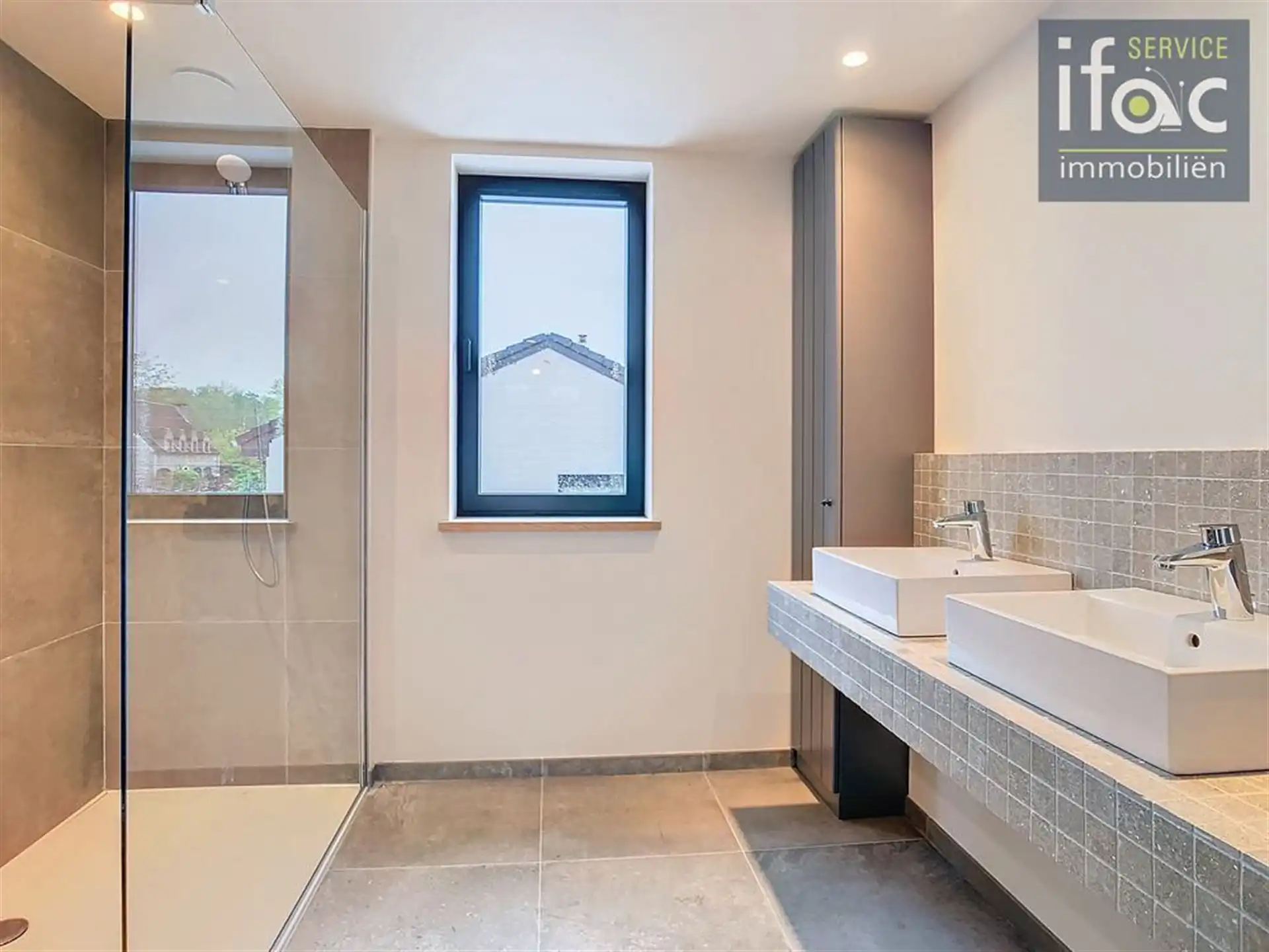 Villa met 4 slaapkamers, 2 badkamers en een grote tuin foto 28