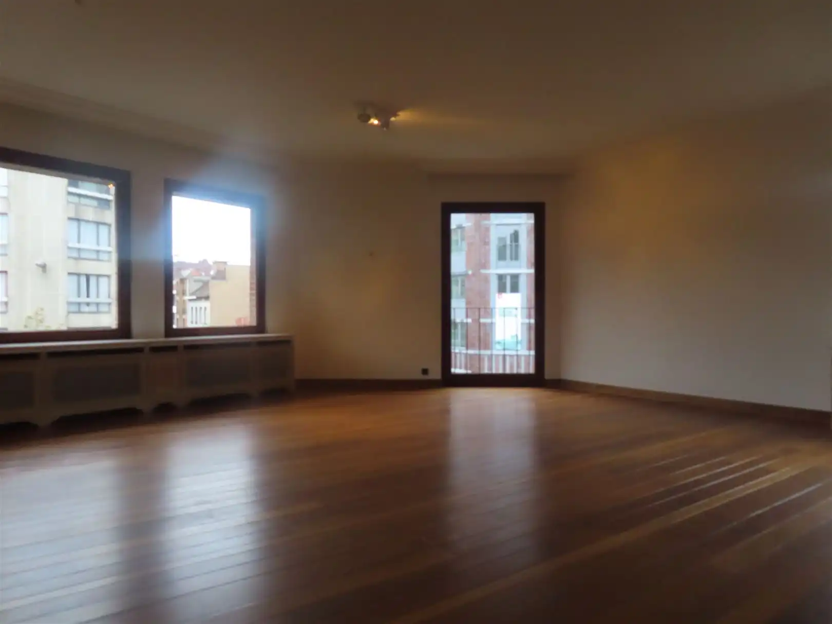 Duplex appartement in hartje Antwerpen met 2 slaapkamers, 2 badkamers, ingerichte dressing, bureau en zonneterras! foto 3