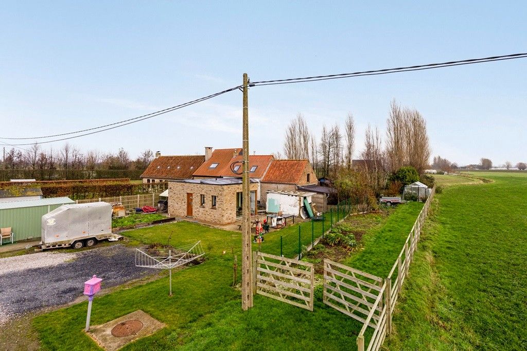 BEAUVOORDE: Charmant landhuis met alle comfort, 3 slaapkamers, garage met extra koterijen en een zalige tuin op 1.303m² grondoppervlakte. foto 5