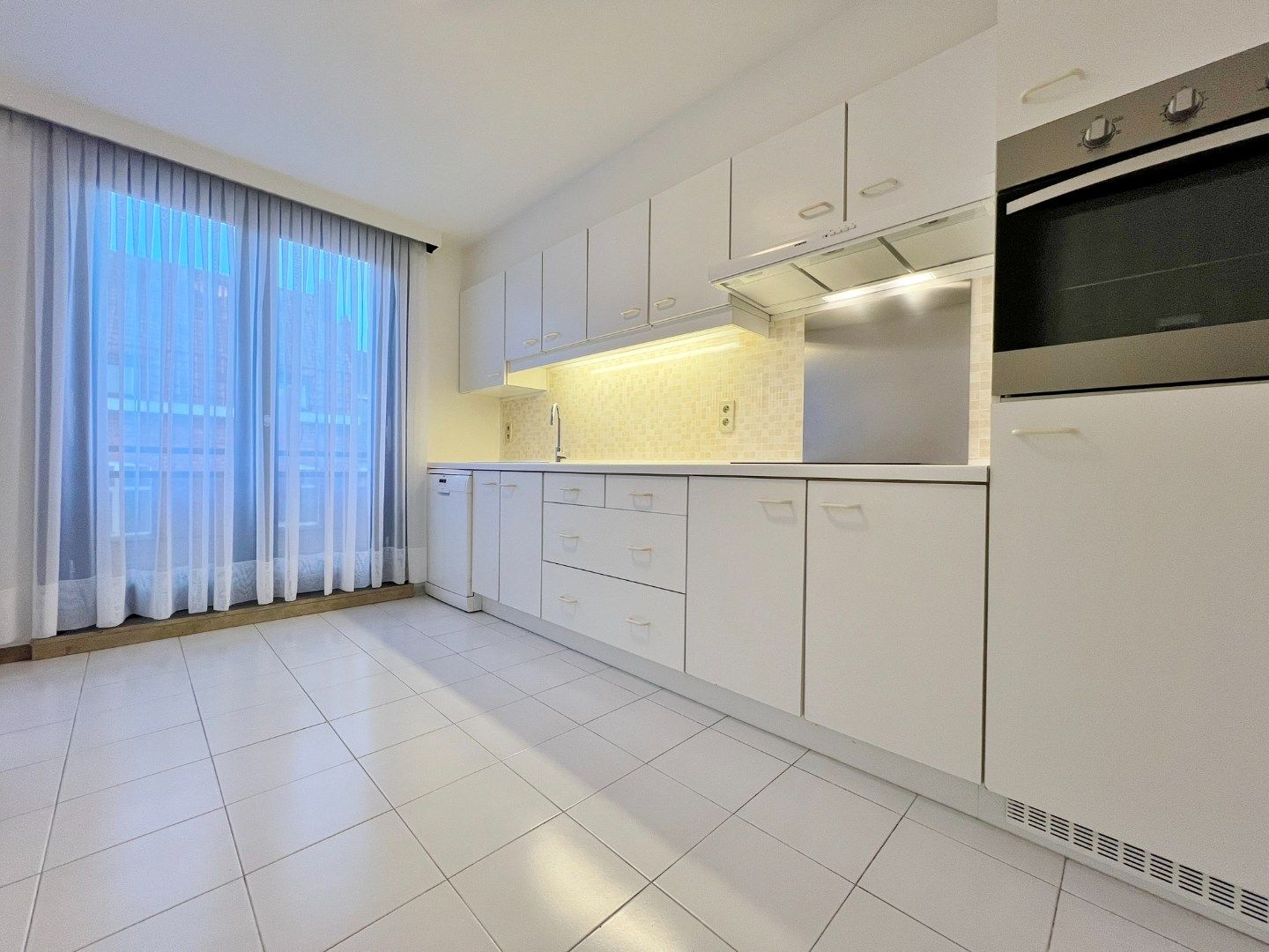 Ieper - Ruim instapklaar appartement met terras op centrale ligging - met garage foto 6