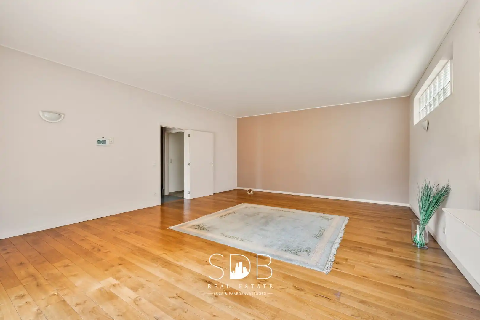 Hedendaagse villa met gezinstuin en graslanden op 7.496m² foto 15