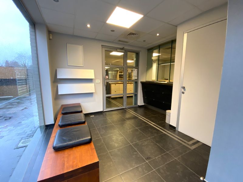 TOPLOCATIE kantoor/handelsgelijkvloers (+-231m²) + 4 autostnpl centrum Geel foto 3