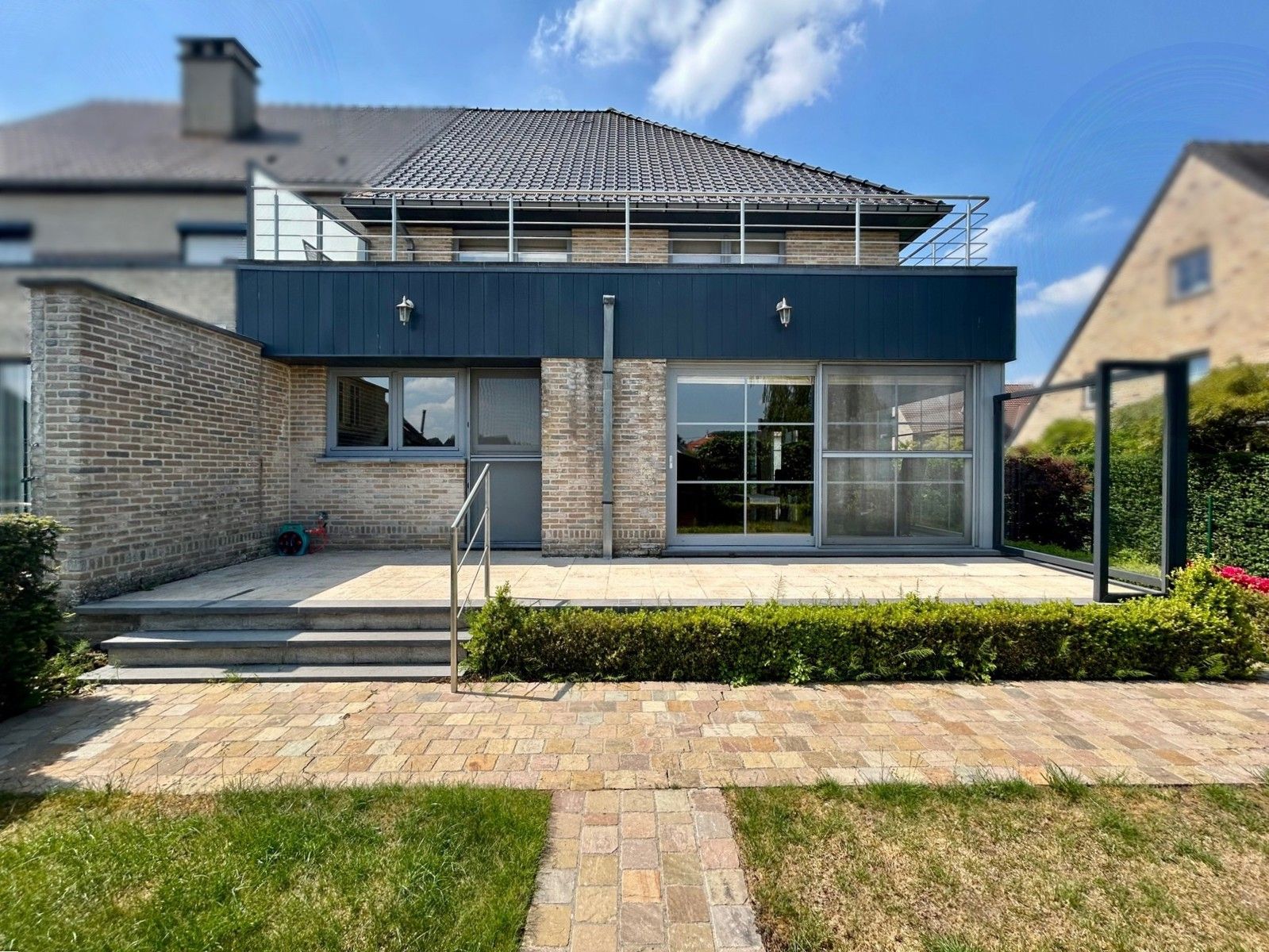 Eigentijdse gezinswoning met 3 slaapkamers en tuin foto 24