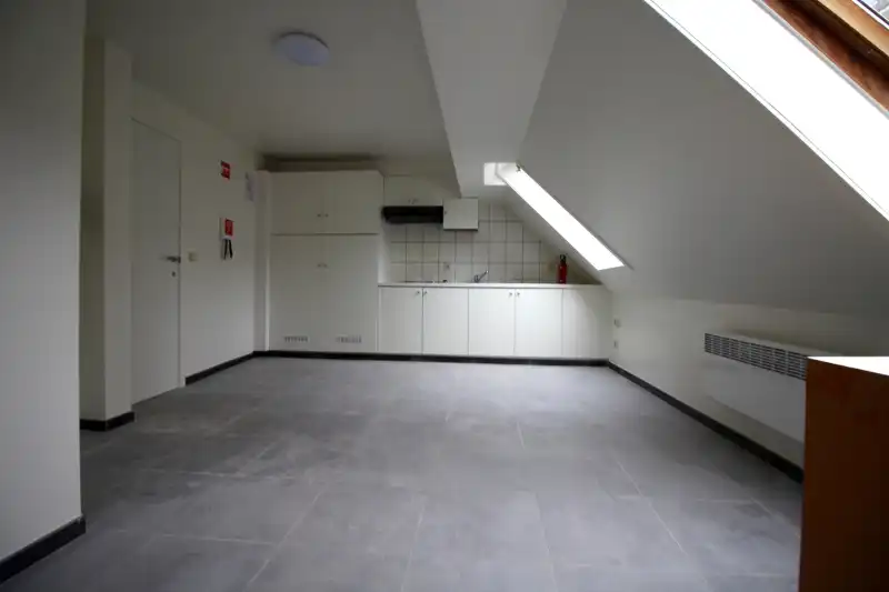 Bemeubelde Studentenkamer met eigen badkamer nabij Zuid! foto 14