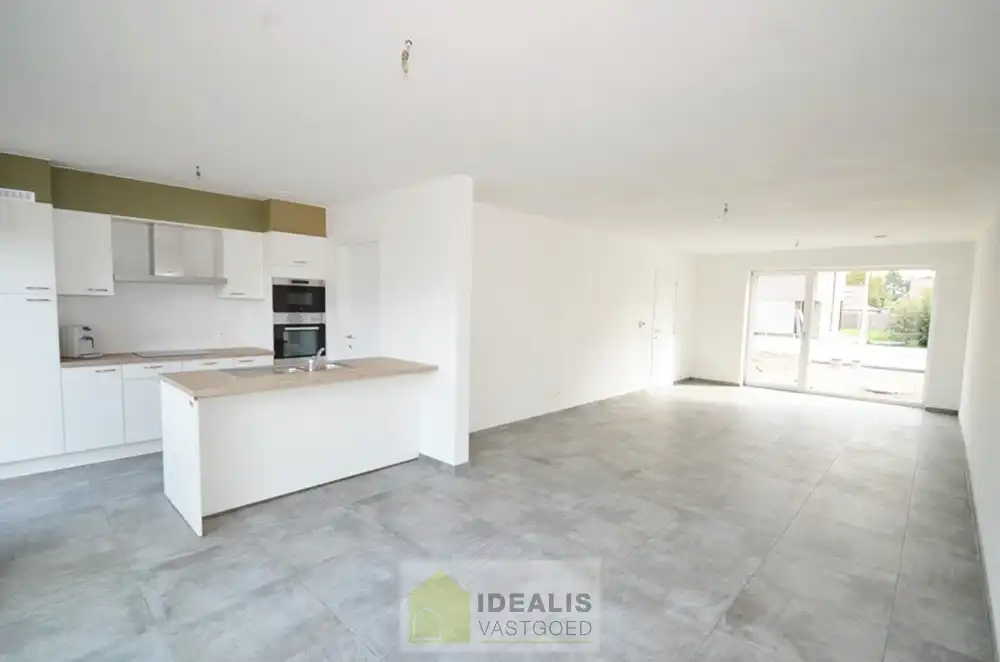 GELIEVE ENKEL AAN TE MELDEN VIA MAIL!! RUIME NIEUWBOUW GEZINSWONING OP WANDELAFSTAND VAN CENTRUM! – Afgewerkte en ruime woning perfect gelegen op wandelafstand van het centrum van Peer alsook vlakbij uitgebreide sportfaciliteiten!! De woning is zeer fijn ingedeeld, met een inkomhal en wc, riante woonkamer, open keuken met naastgelegen berging op de gelijkvloerse verdieping, overloop, 3 slaapkamers en een ruime badkamer op de eerste verdieping en een zolder te bereiken via vast trap op de 2e verdieping!! Tevens beschikt de woning over een private voortuin/parking en is er een leuk tuintje met tuinberging aan de achterzijde. De achterzijde van het perceel is tevens toegankelijk via een pad. Deze nieuwbouwwoning werd zeer goed geïsoleerd opgeleverd, heeft slechts een E-peil van 38 en is voorzien van ventilatie type D!! Zeer geschikt voor kandidaten op zoek naar een correct geprijsde nieuwbouwwoning!! Beschikbaar vanaf 1 december 2026. foto 12