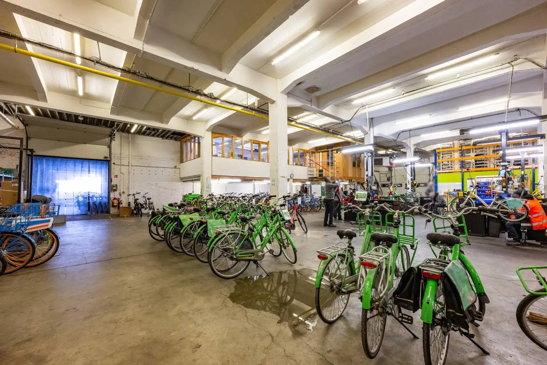 Ruim en veelzijdig bedrijfspand met parking en opslag foto 16