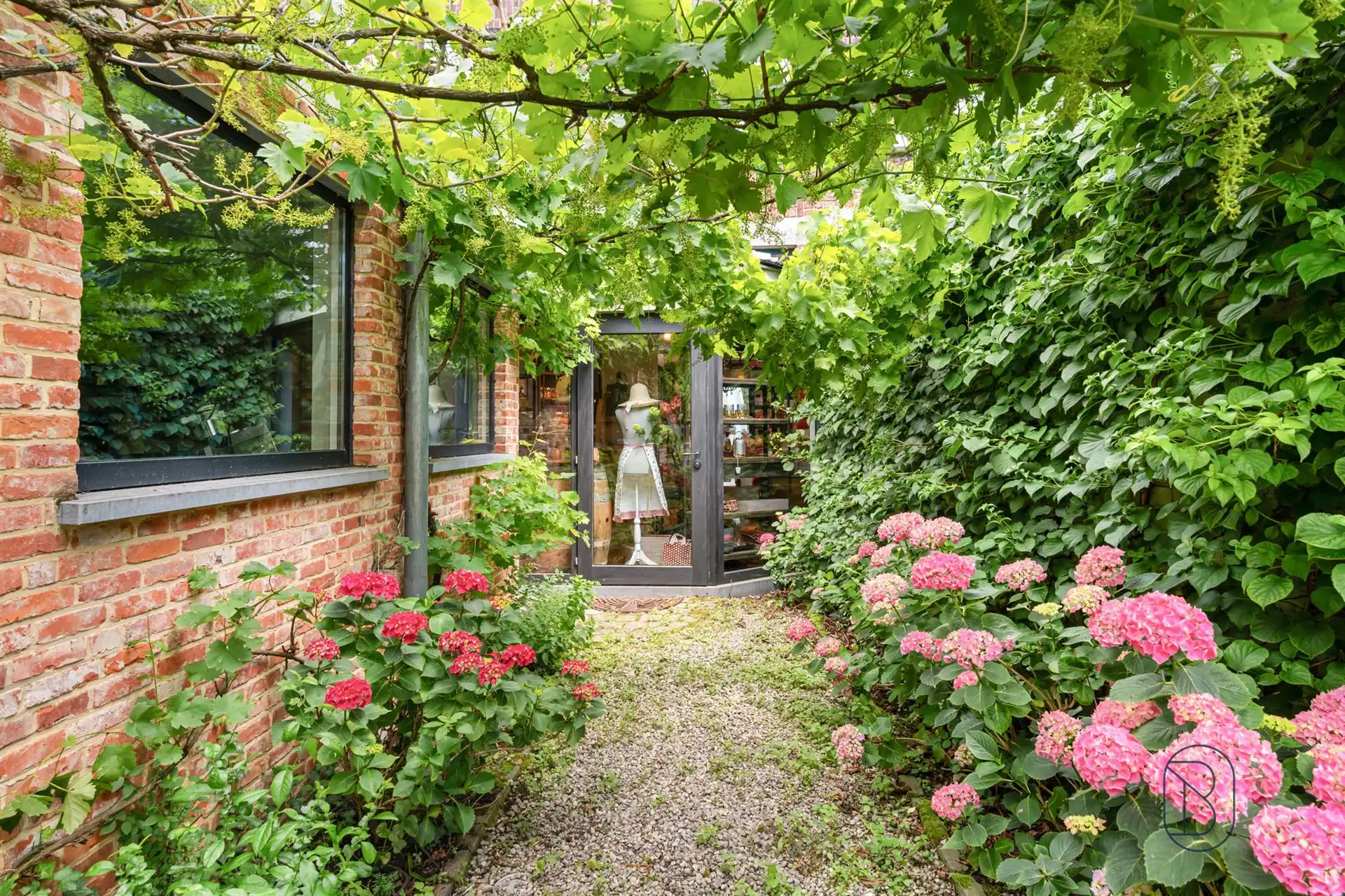Charmant handelspand met achterliggende nieuwbouwwoning foto 25