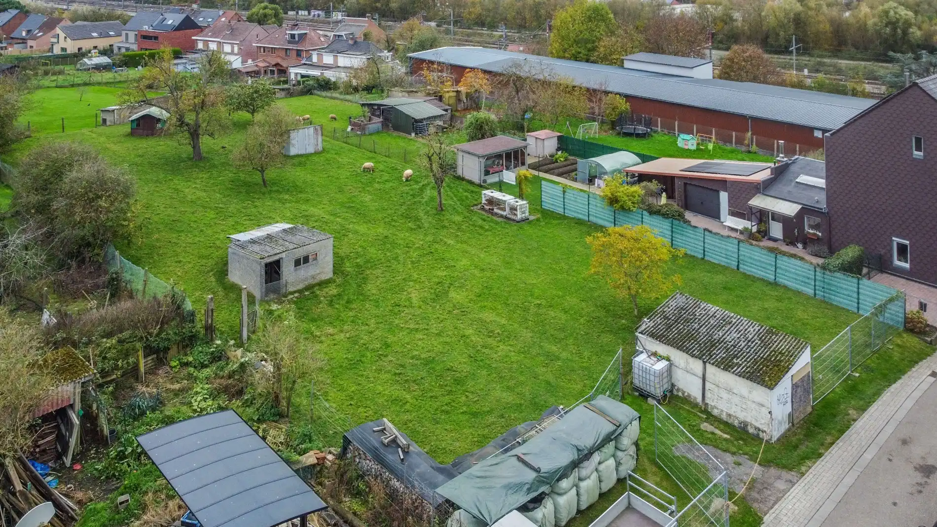 ZUID-GERICHTE BOUWGROND VOOR 3-GEVEL VILLA VAN 9A00CA! foto {{pictureIndex}}