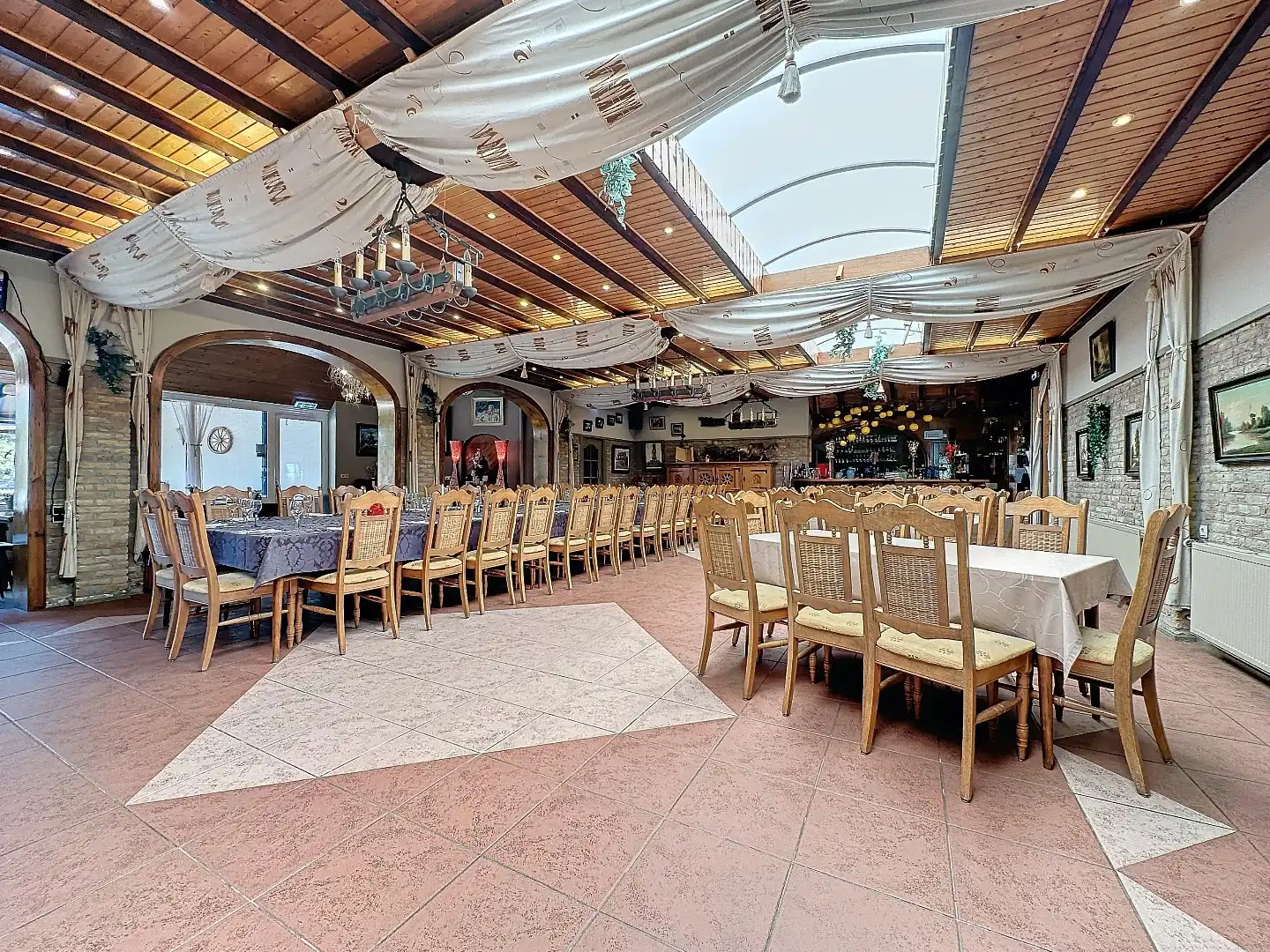 Restaurant en feestzaal ter overname foto 12