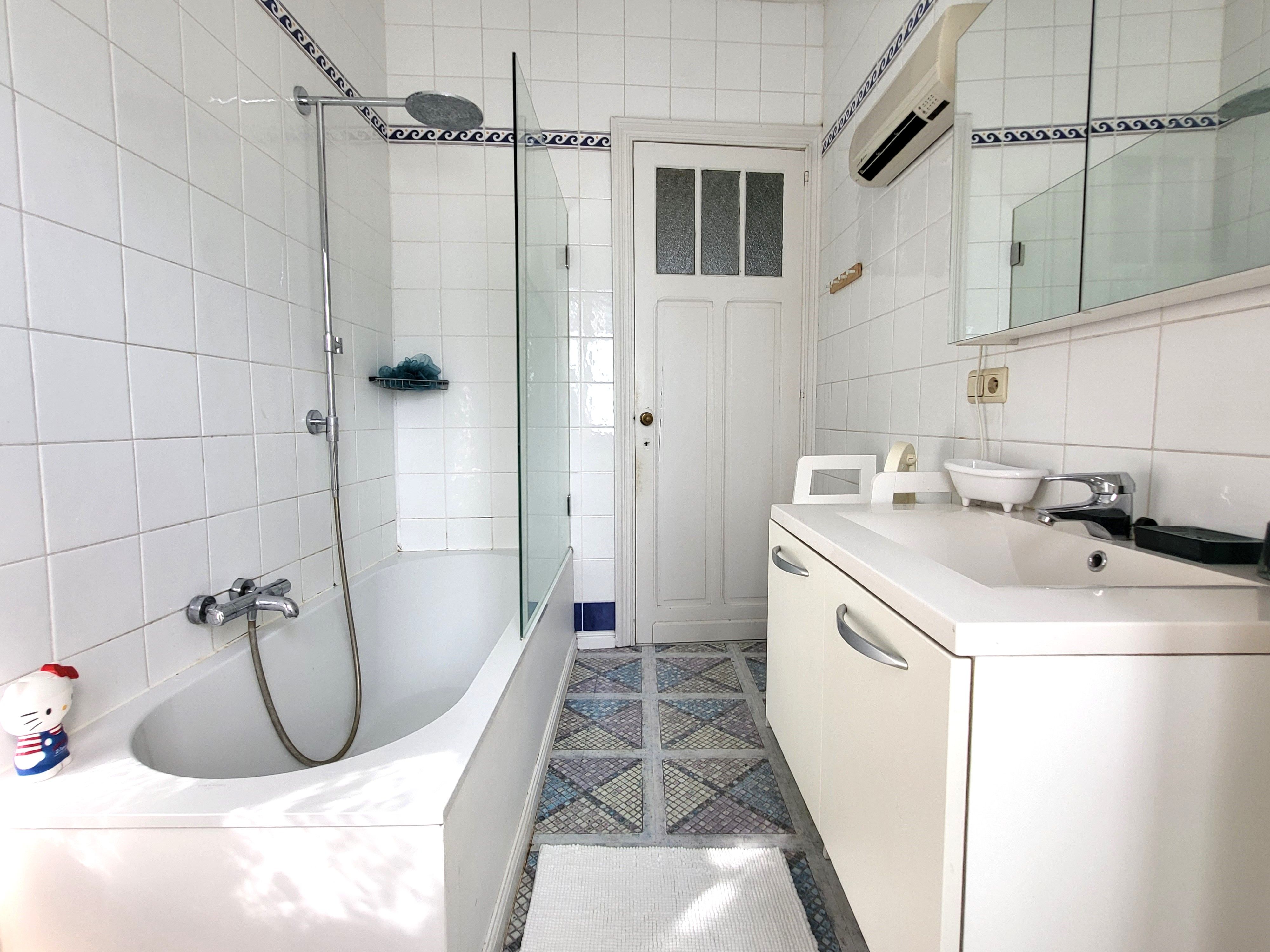 Prachtig gerenoveerde burgerwoning op wandelafstand van het centrum met zuidgerichte tuin.  foto 18