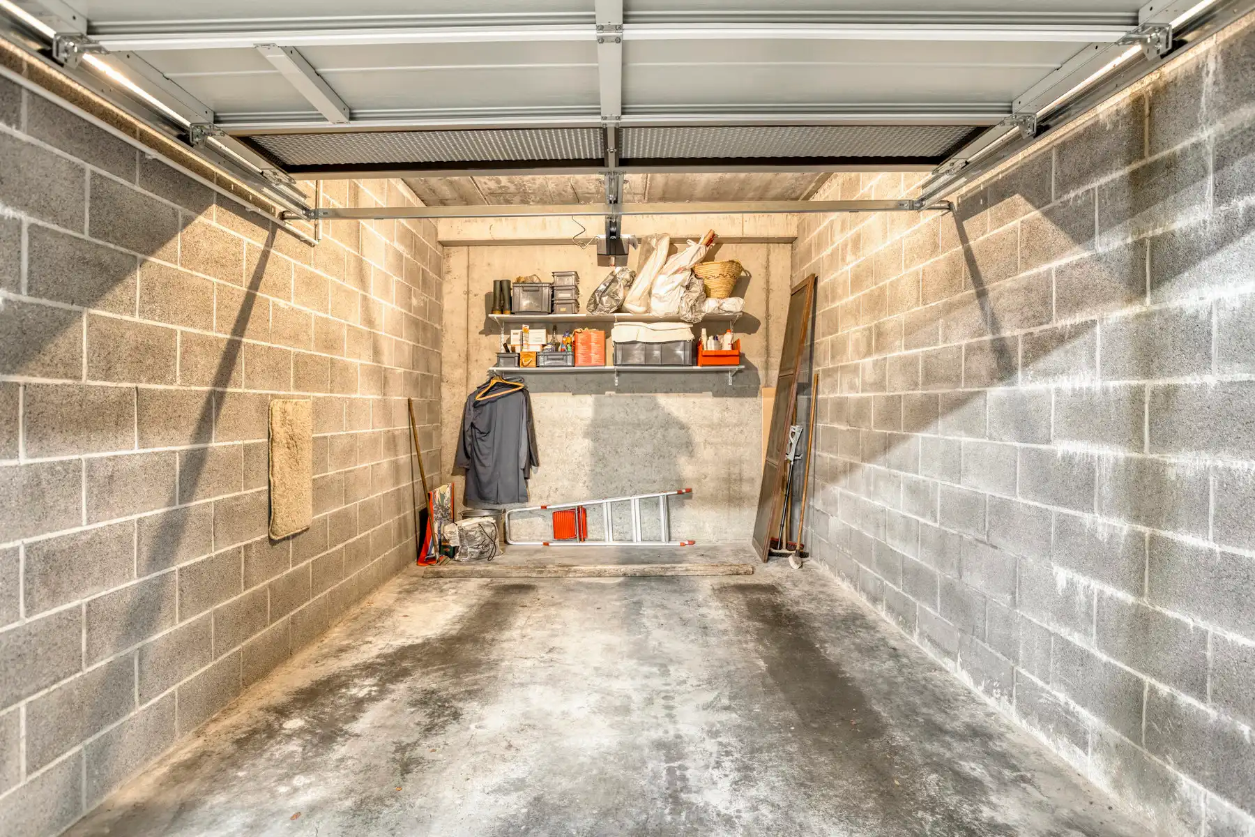 Instapklaar appartement met grote garage !! foto 14