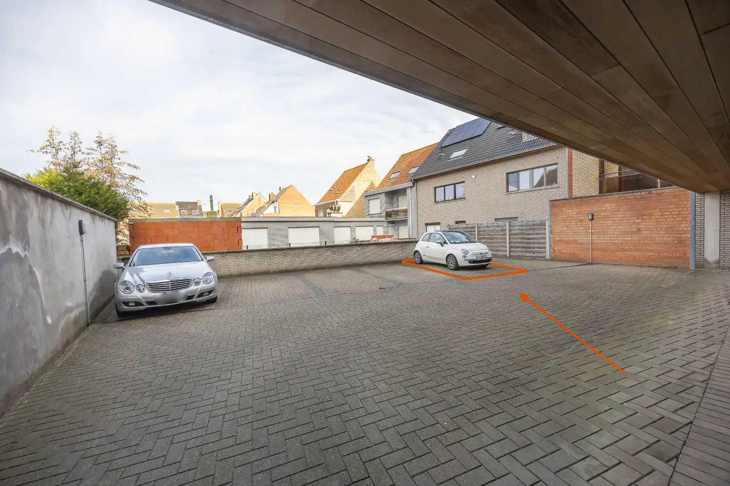 Parkeerplaats op zeer centrale ligging foto {{pictureIndex}}